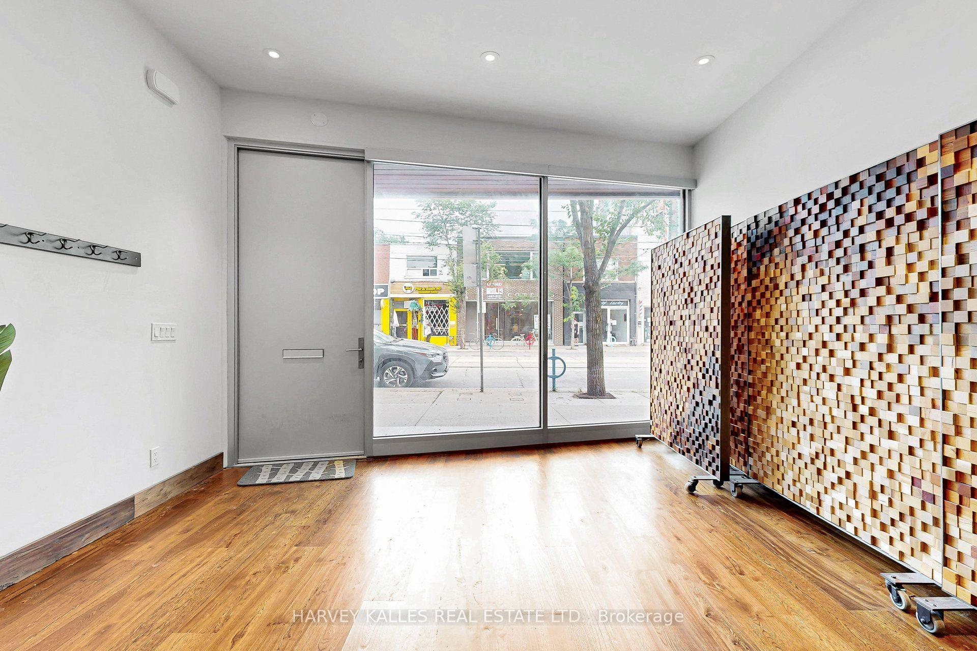 819 Dundas Street W, Toronto