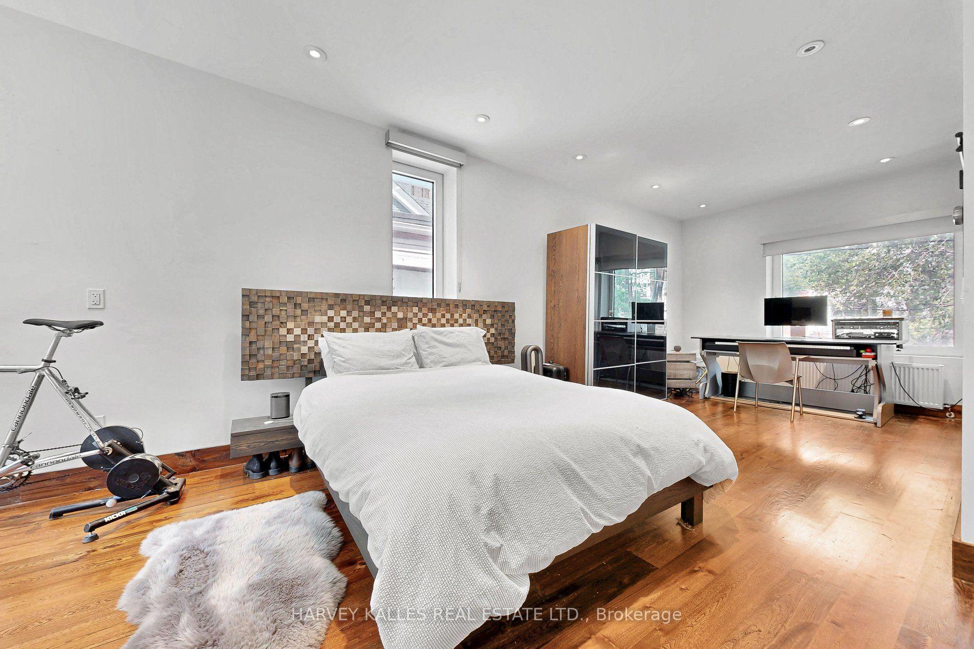 819 Dundas Street W, Toronto