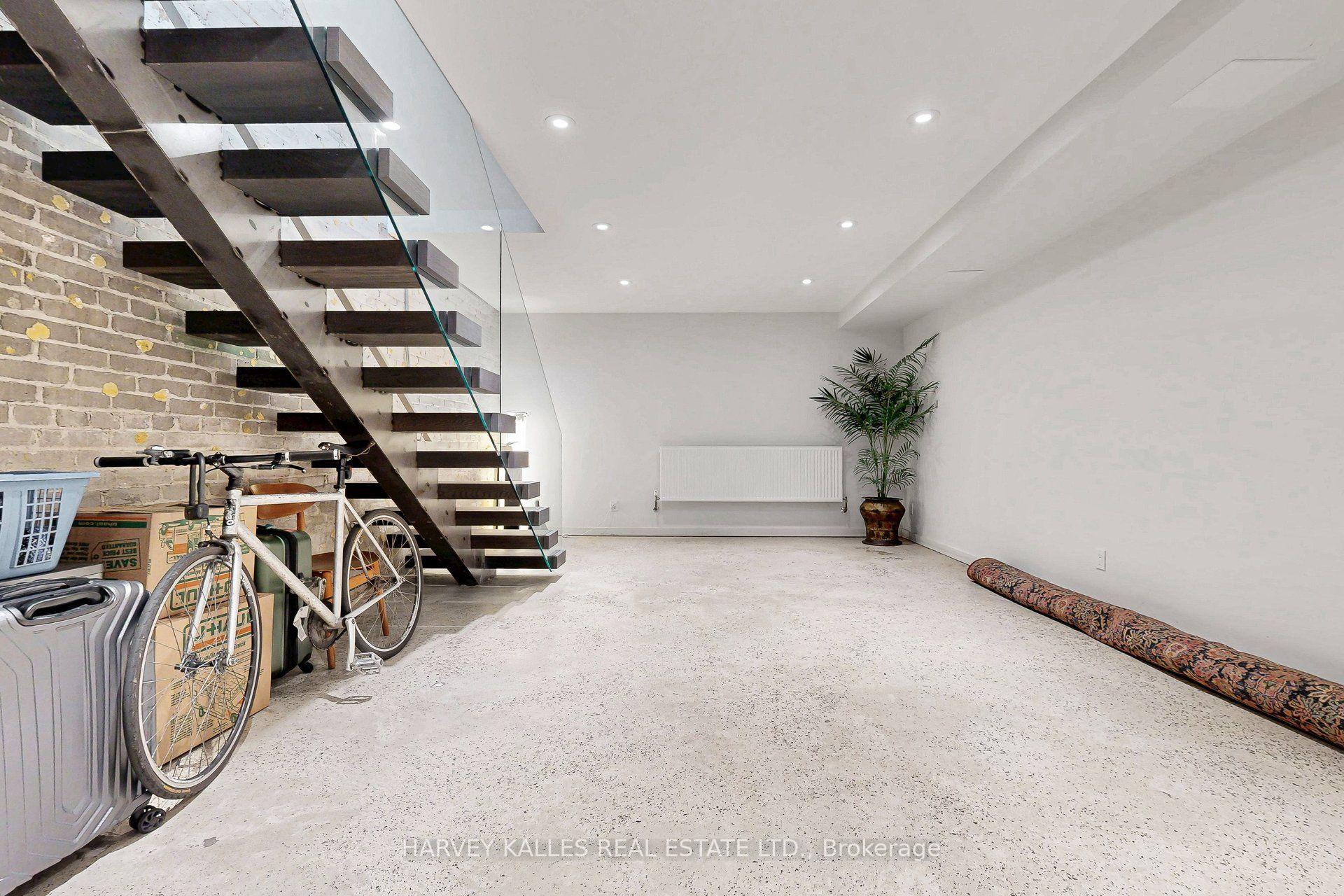 819 Dundas Street W, Toronto
