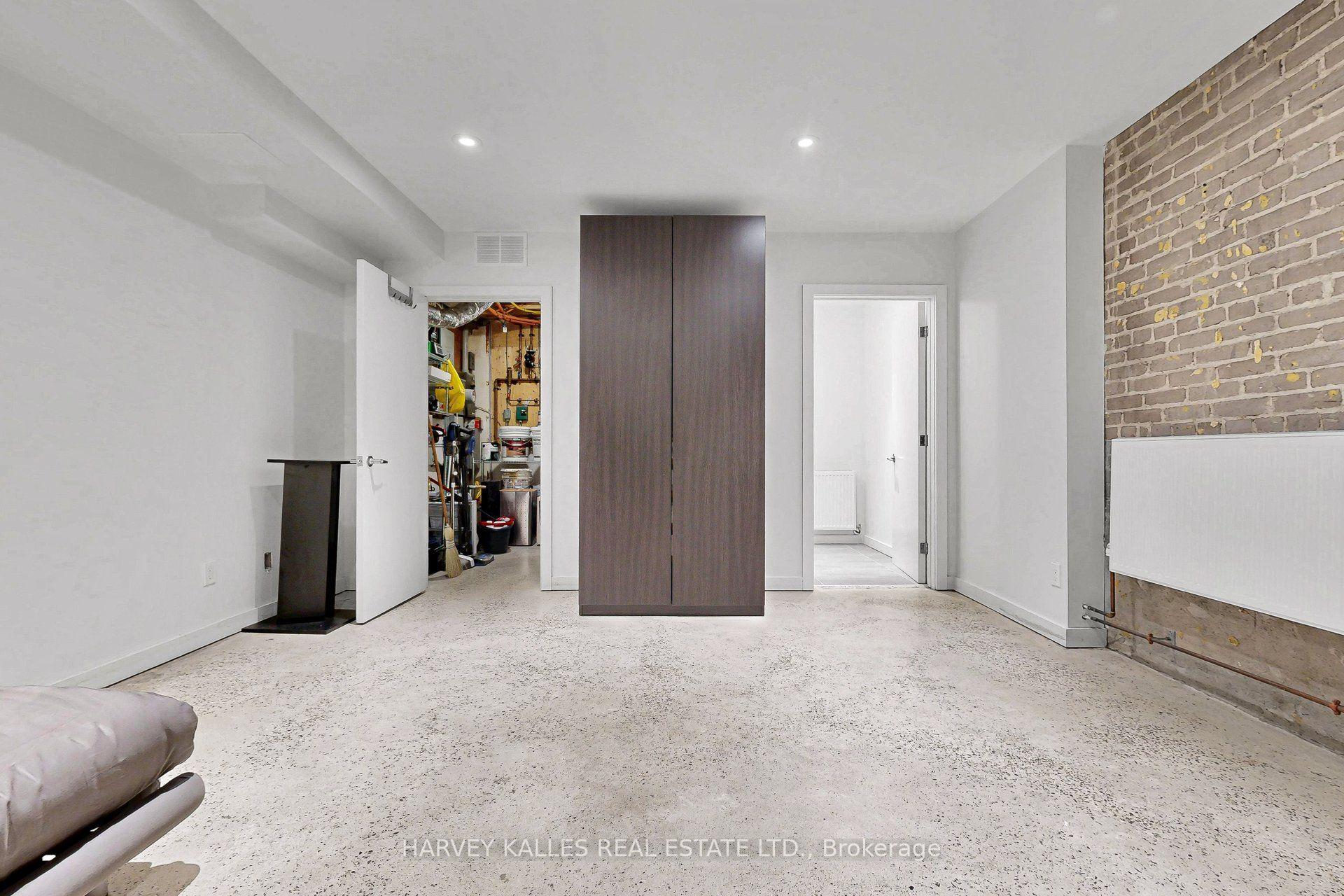 819 Dundas Street W, Toronto