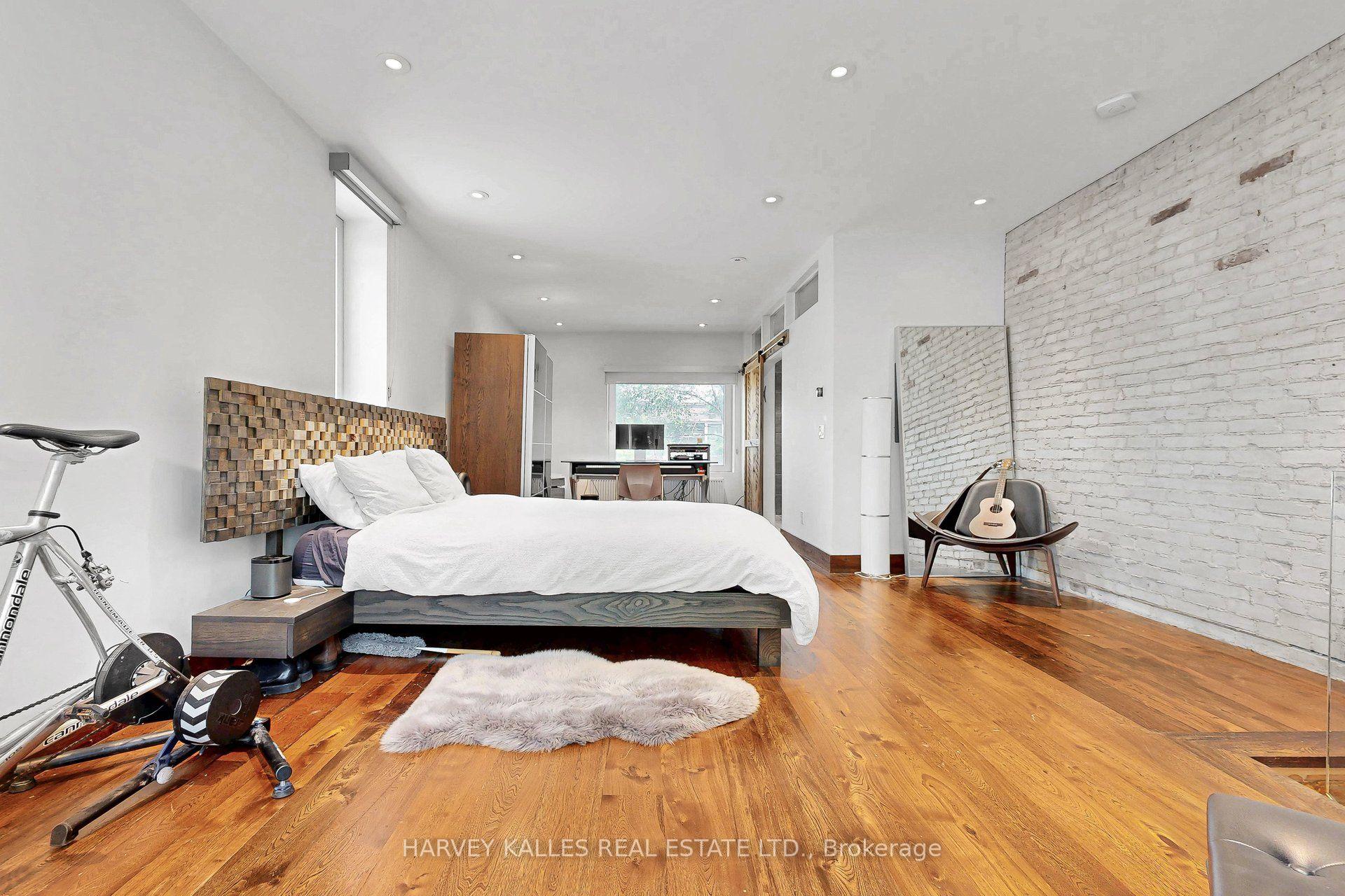 819 Dundas Street W, Toronto