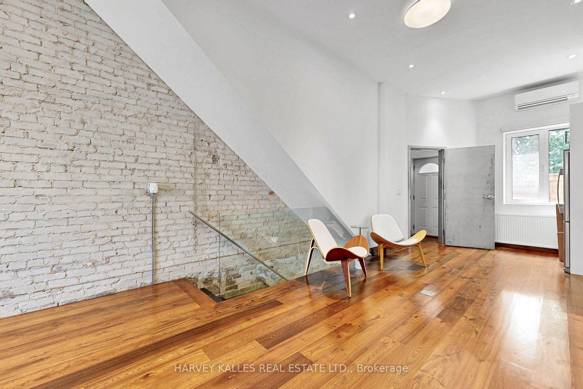 819 Dundas Street W, Toronto