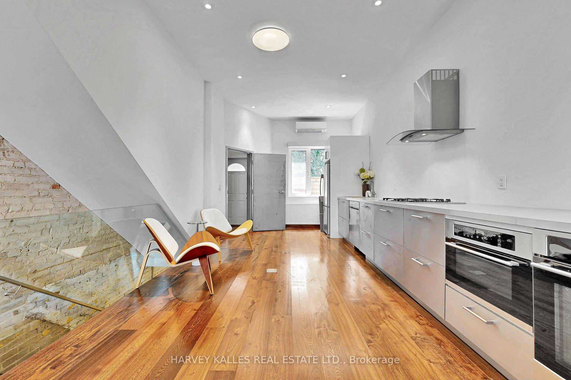 819 Dundas Street W, Toronto
