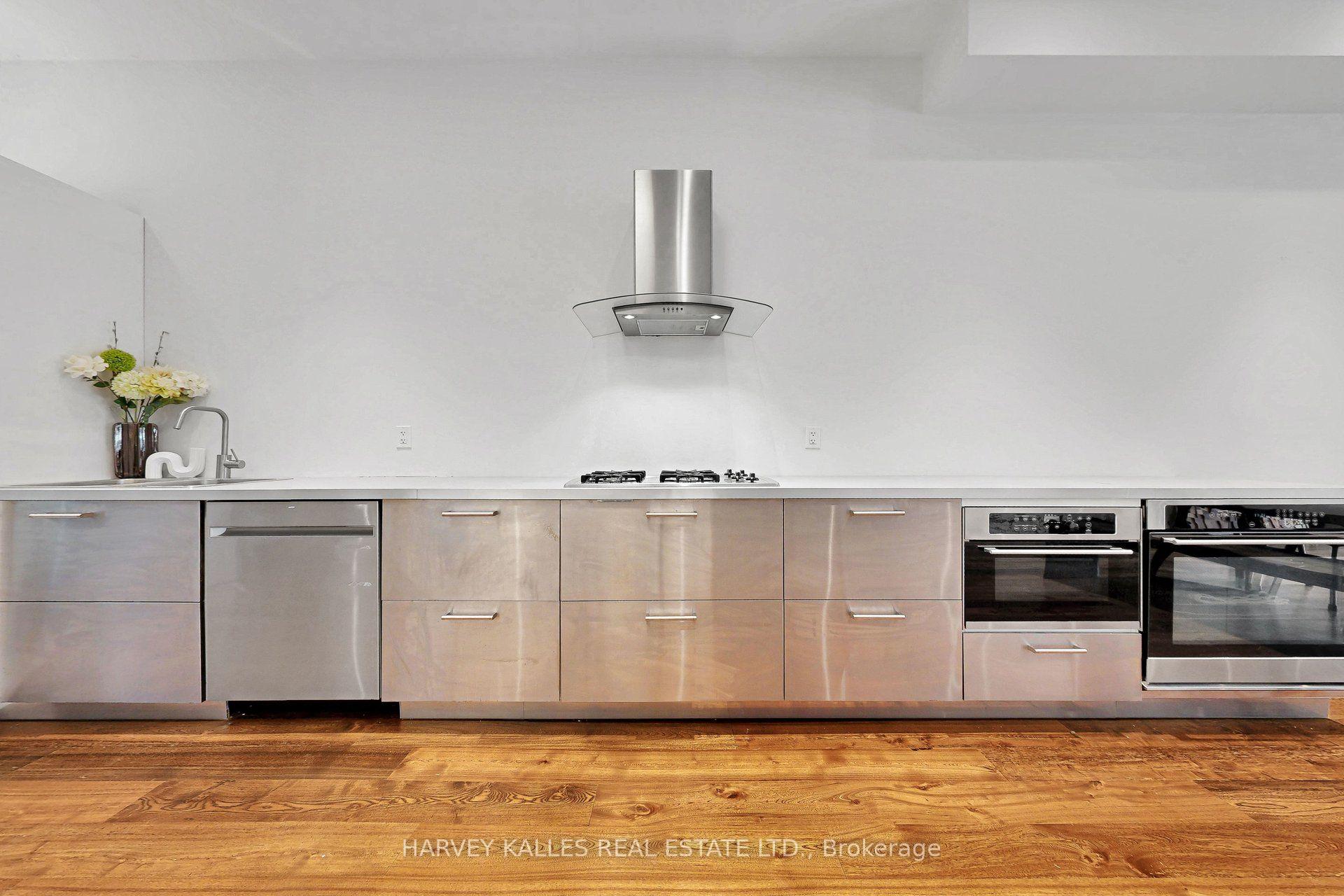 819 Dundas Street W, Toronto