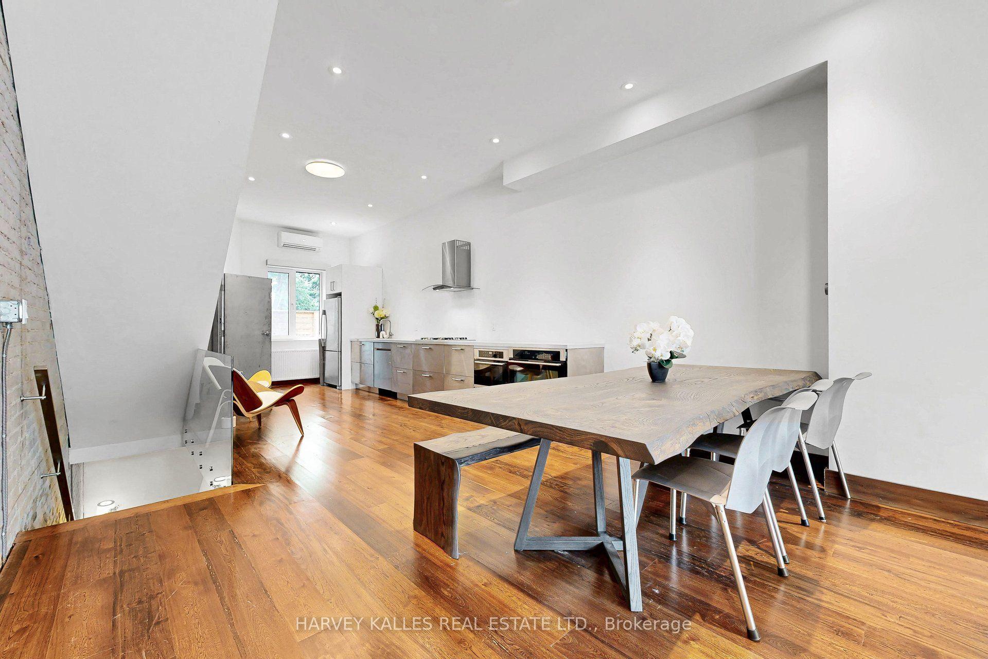 819 Dundas Street W, Toronto