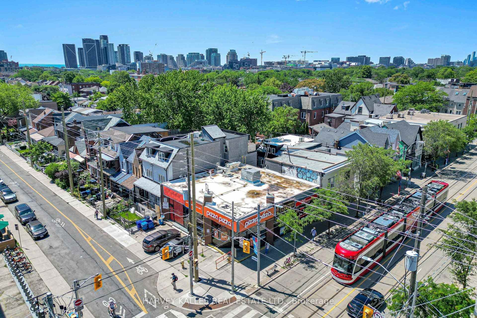 819 Dundas Street W, Toronto