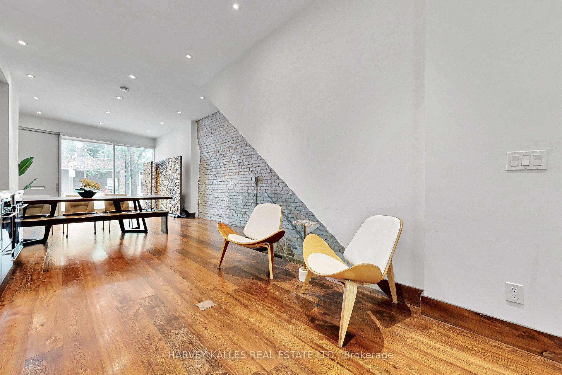 819 Dundas Street W, Toronto