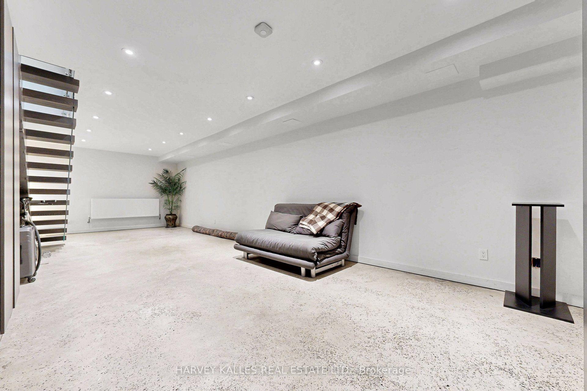 819 Dundas Street W, Toronto