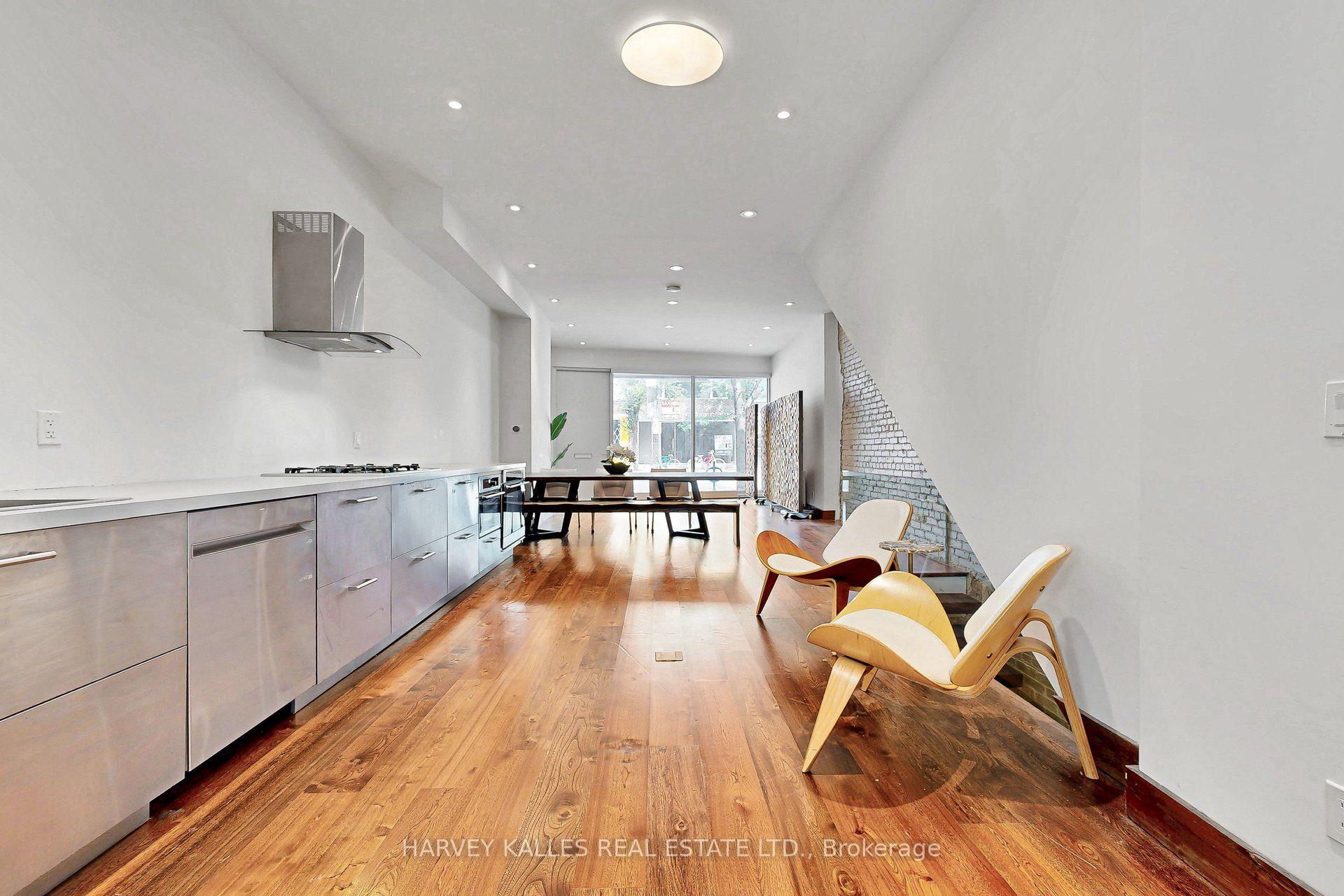 819 Dundas Street W, Toronto