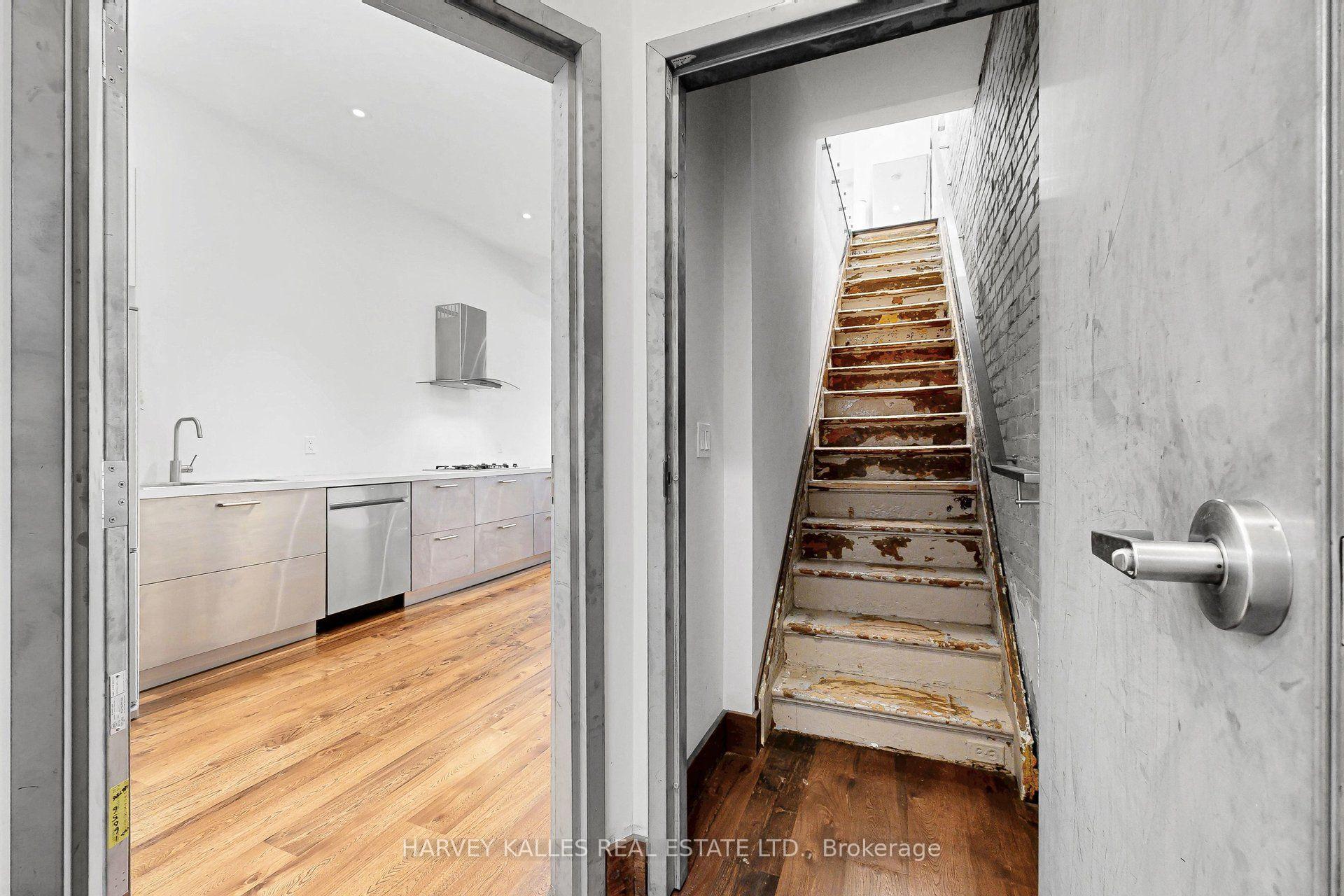 819 Dundas Street W, Toronto