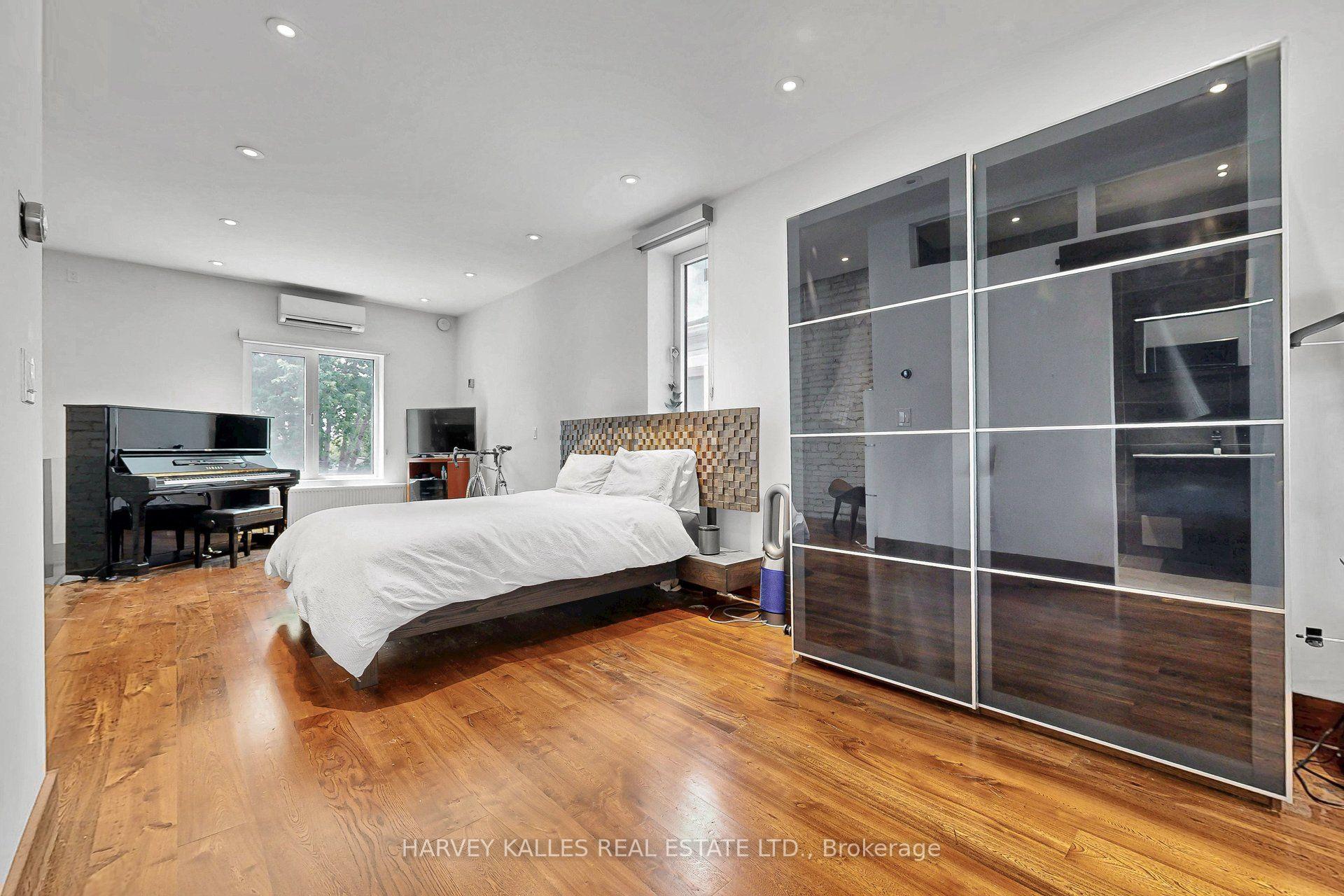 819 Dundas Street W, Toronto