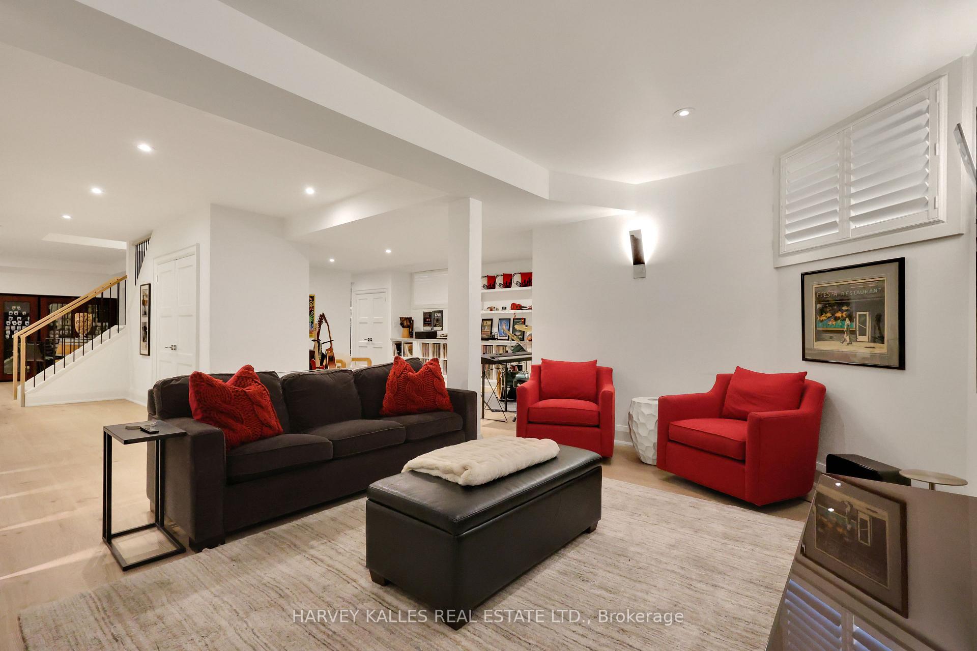 254 Yonge Boulevard, Toronto