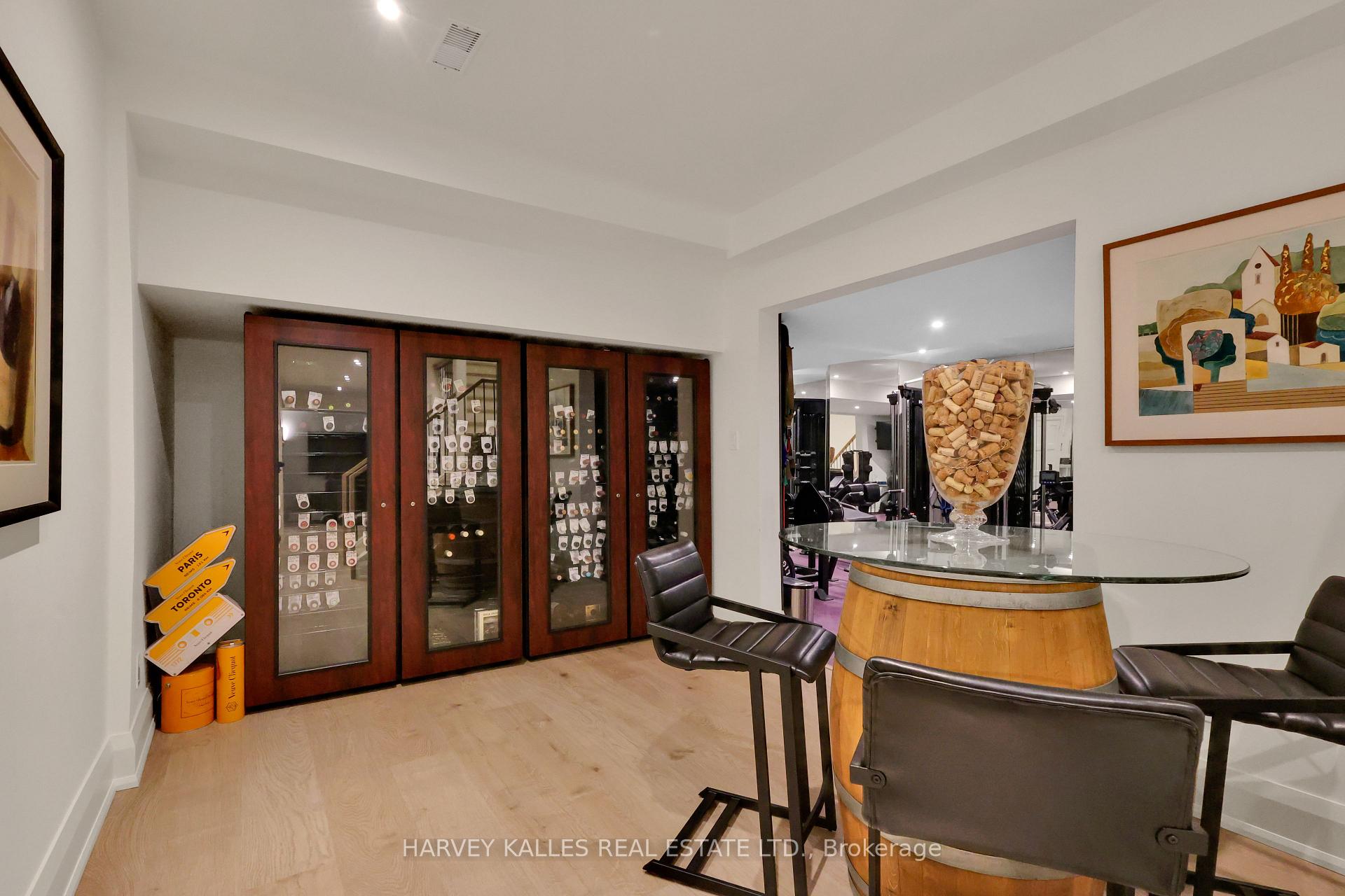 254 Yonge Boulevard, Toronto
