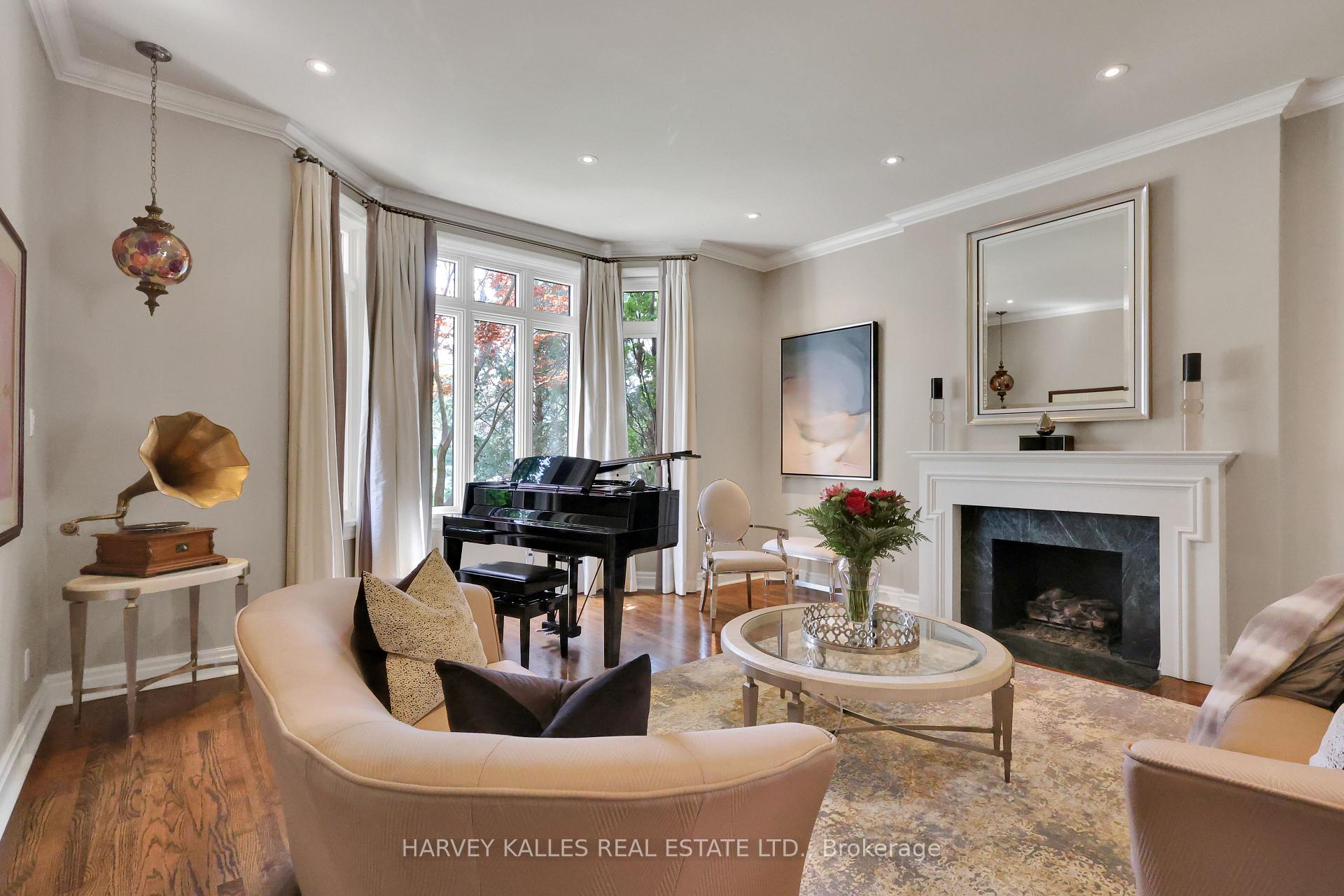 254 Yonge Boulevard, Toronto
