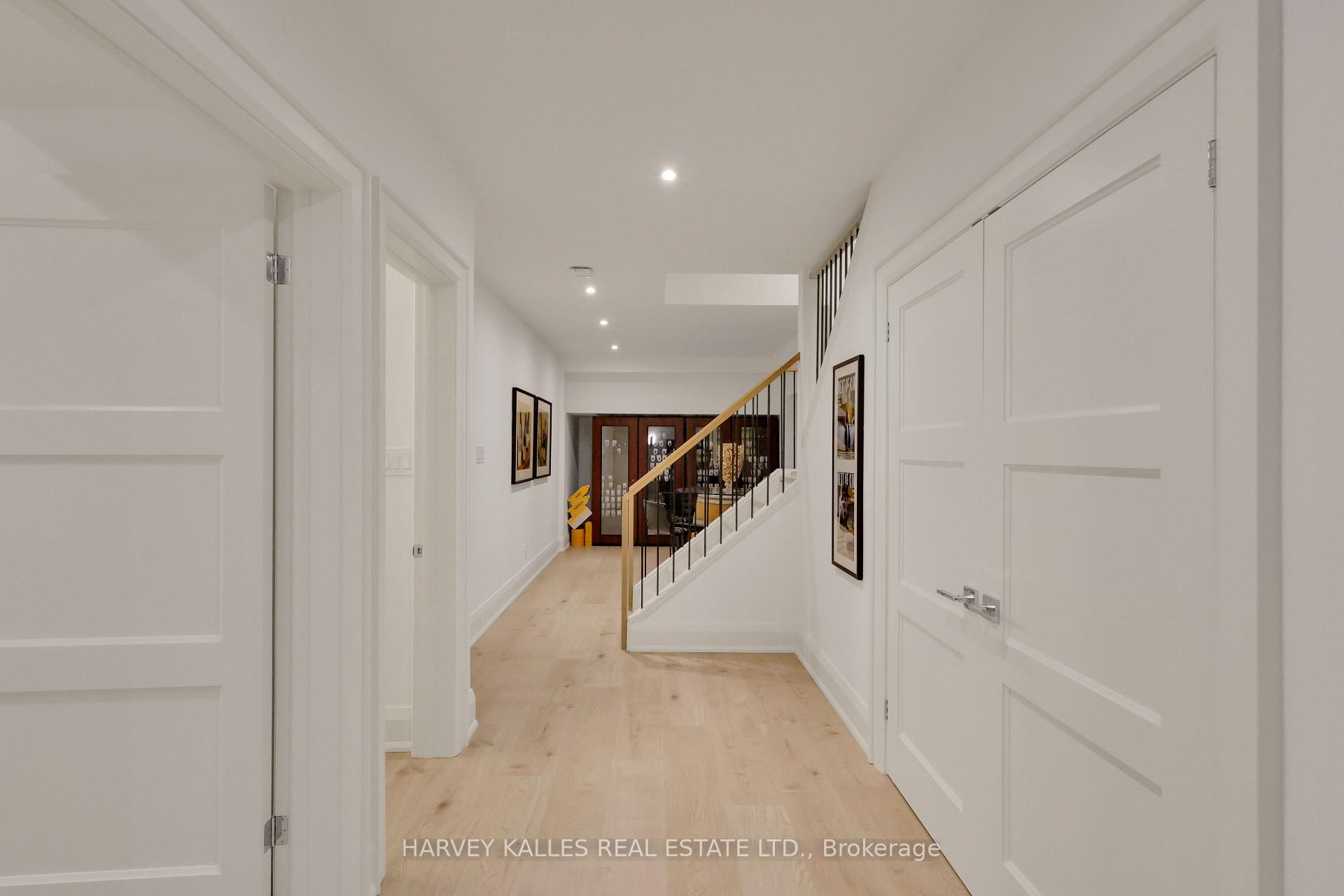 254 Yonge Boulevard, Toronto