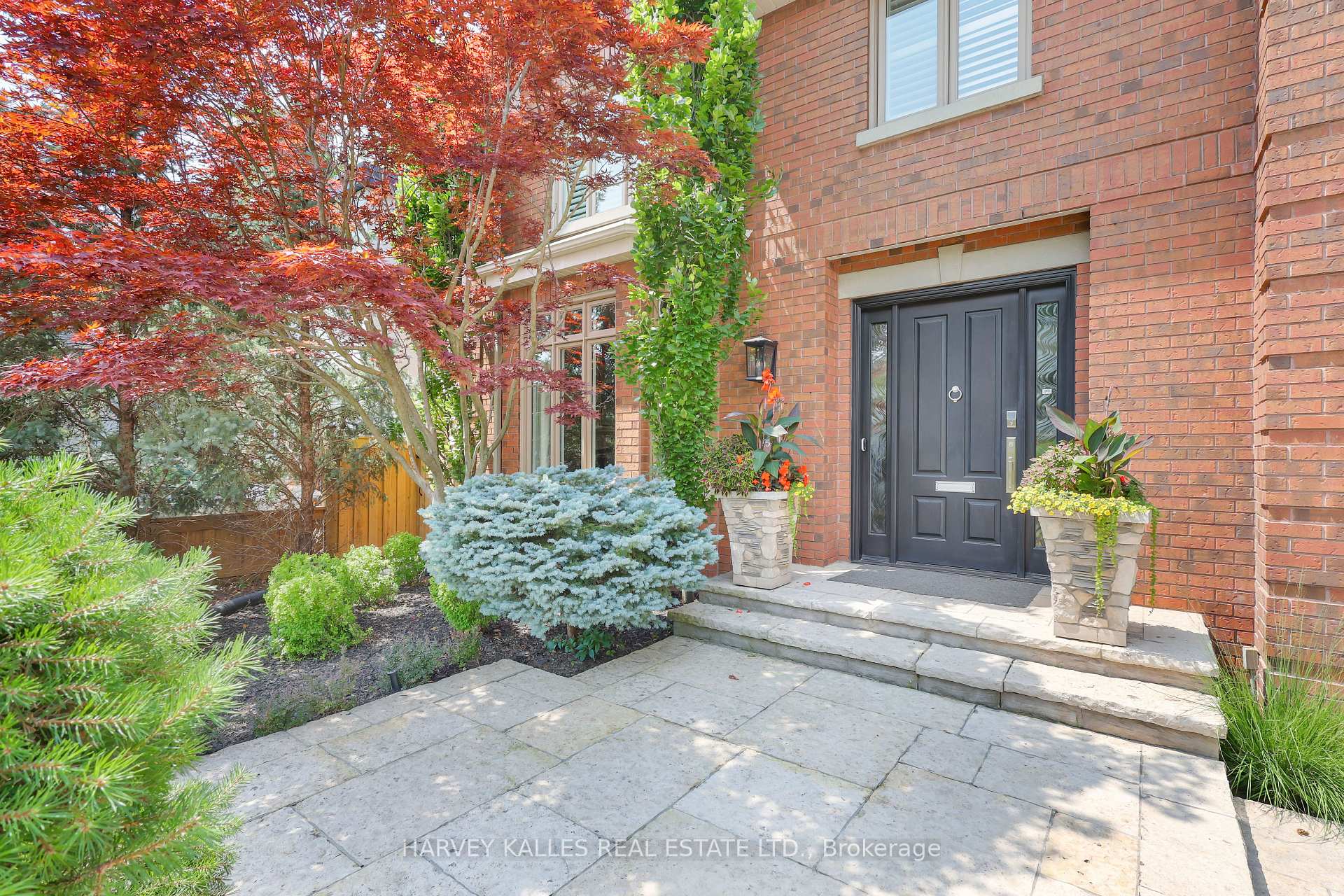 254 Yonge Boulevard, Toronto