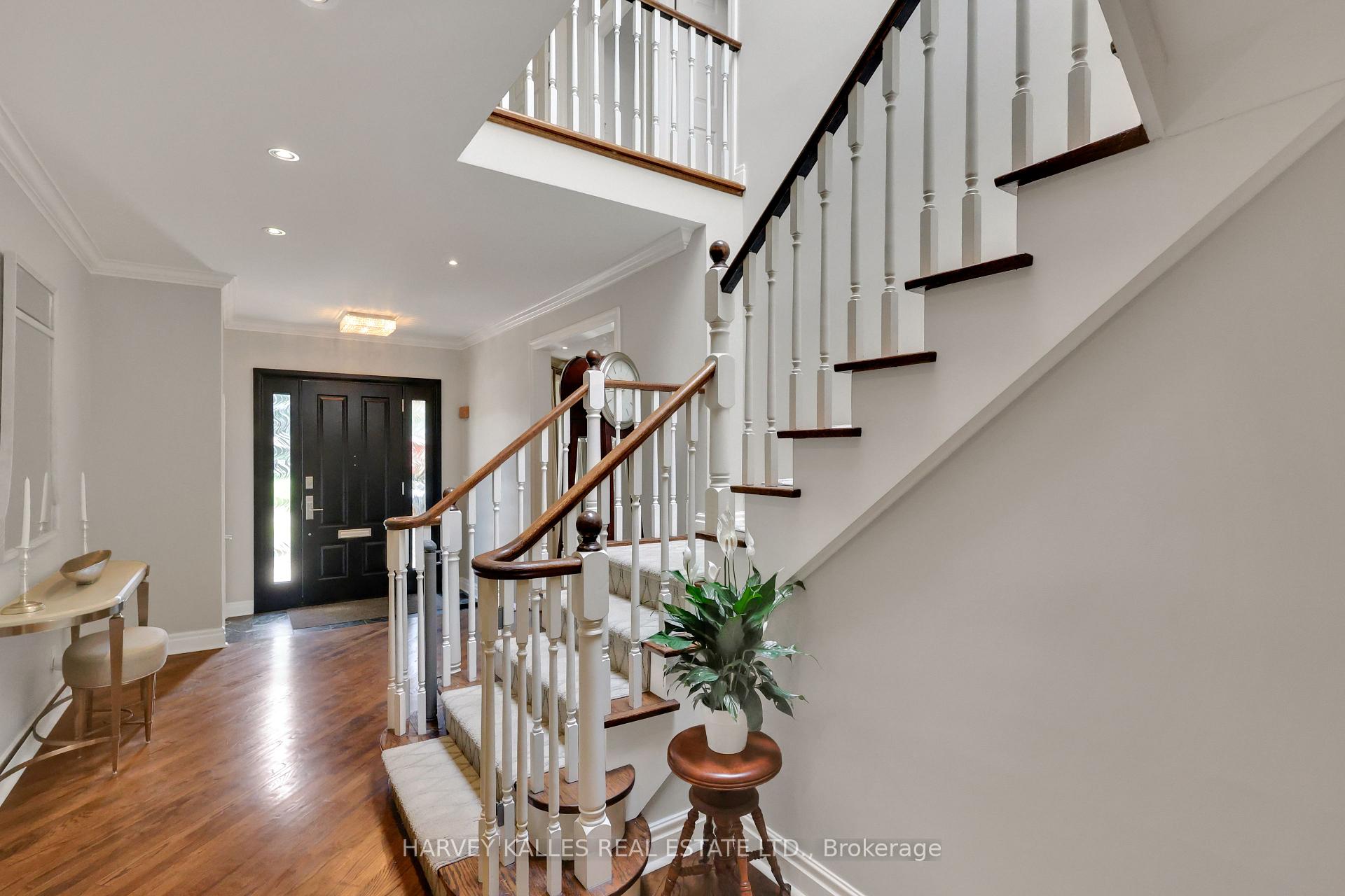 254 Yonge Boulevard, Toronto