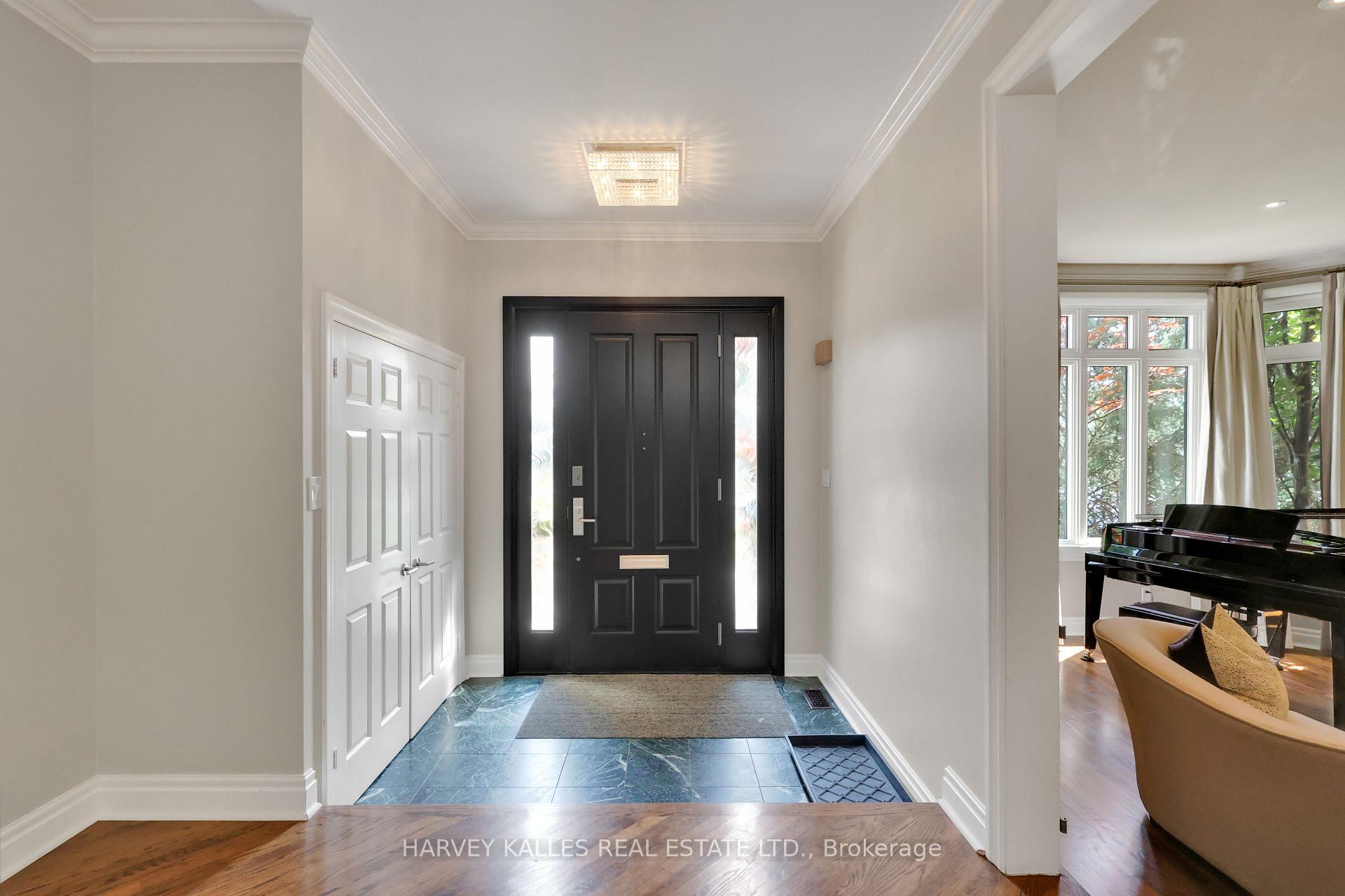 254 Yonge Boulevard, Toronto