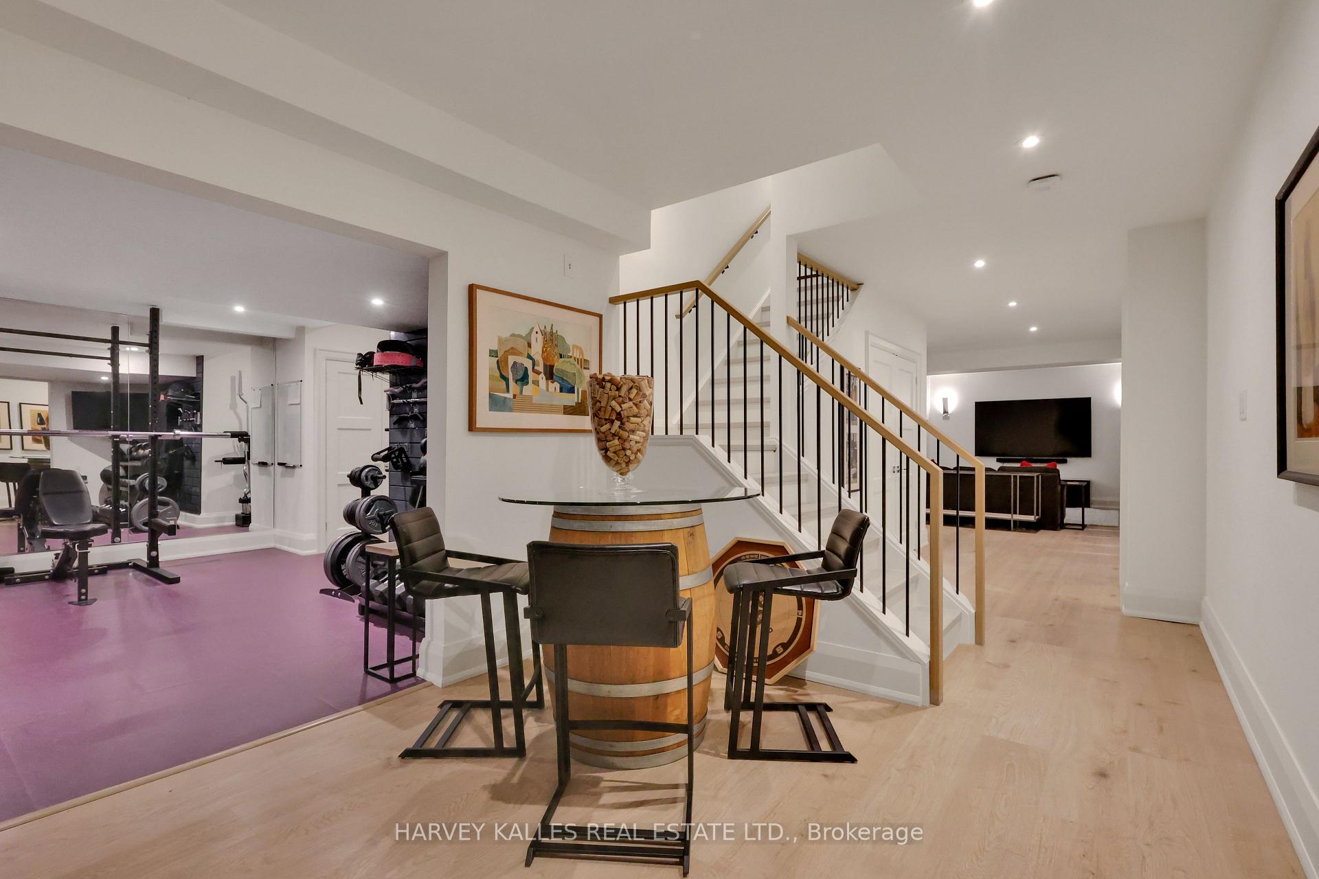 254 Yonge Boulevard, Toronto