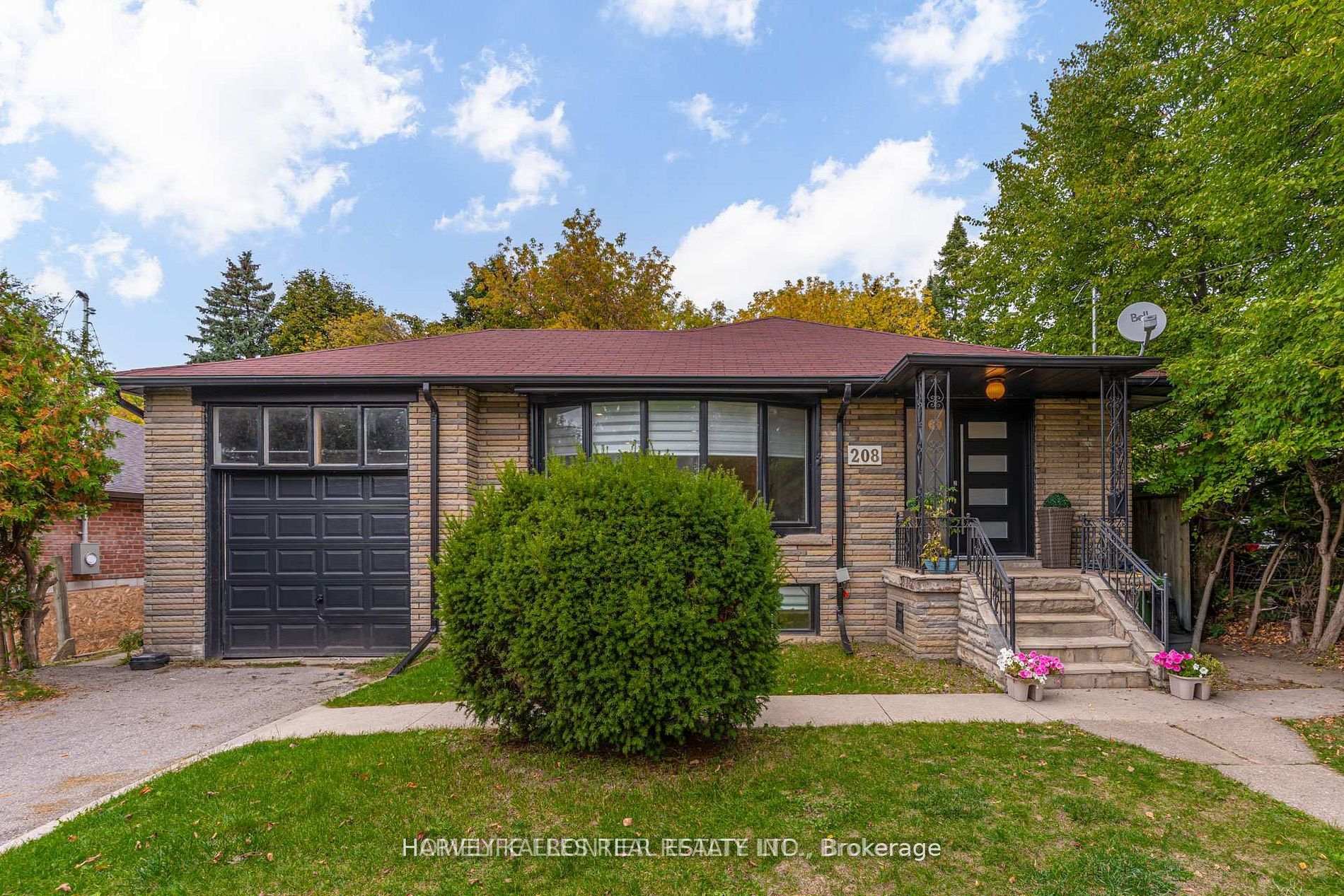 208 Betty Ann Drive, Toronto