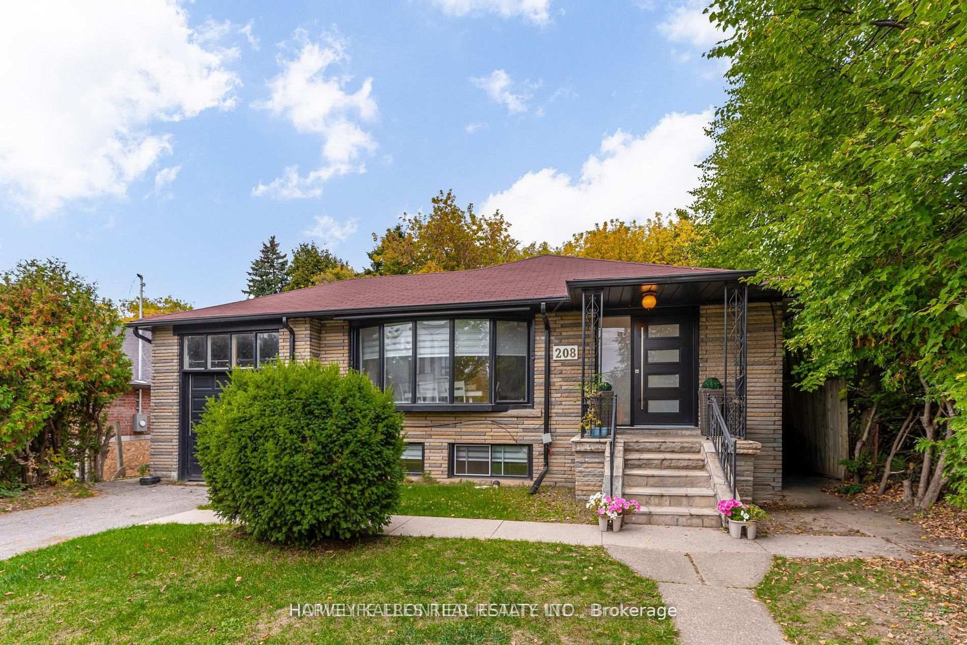 208 Betty Ann Drive, Toronto