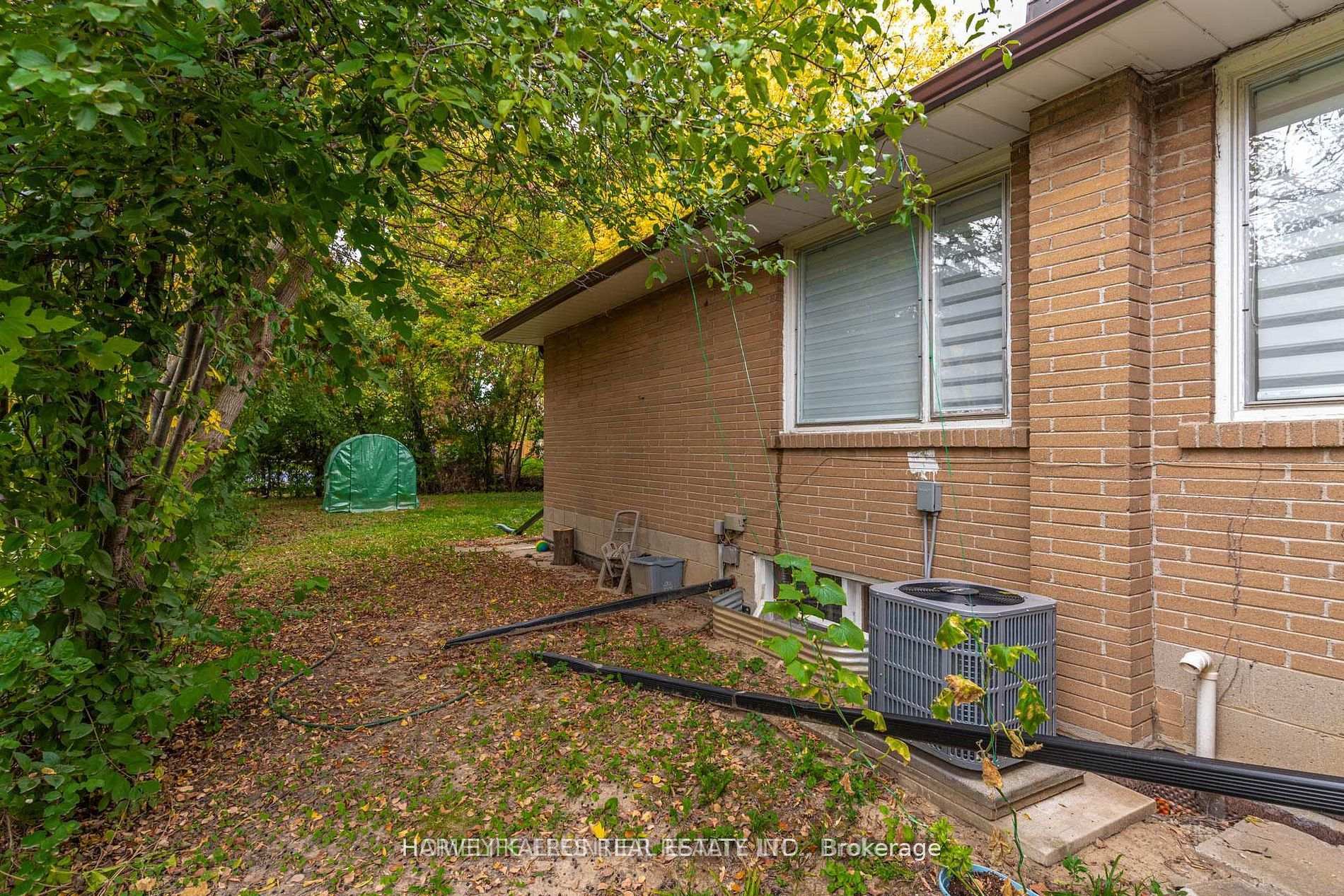208 Betty Ann Drive, Toronto