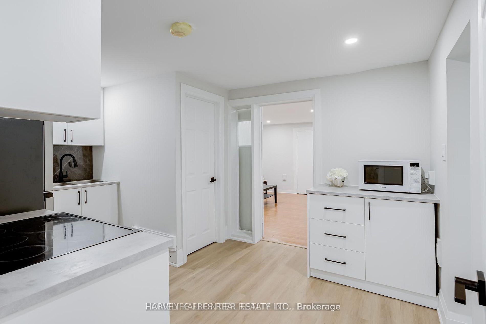208 Betty Ann Drive, Toronto