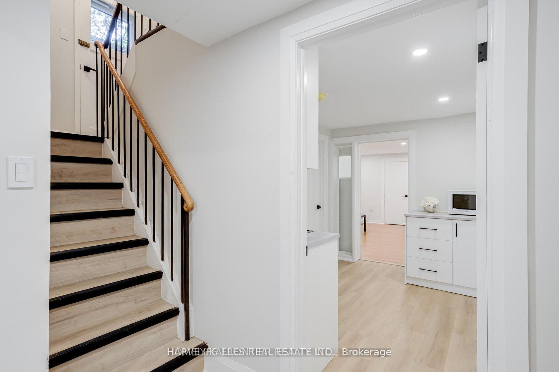 208 Betty Ann Drive, Toronto