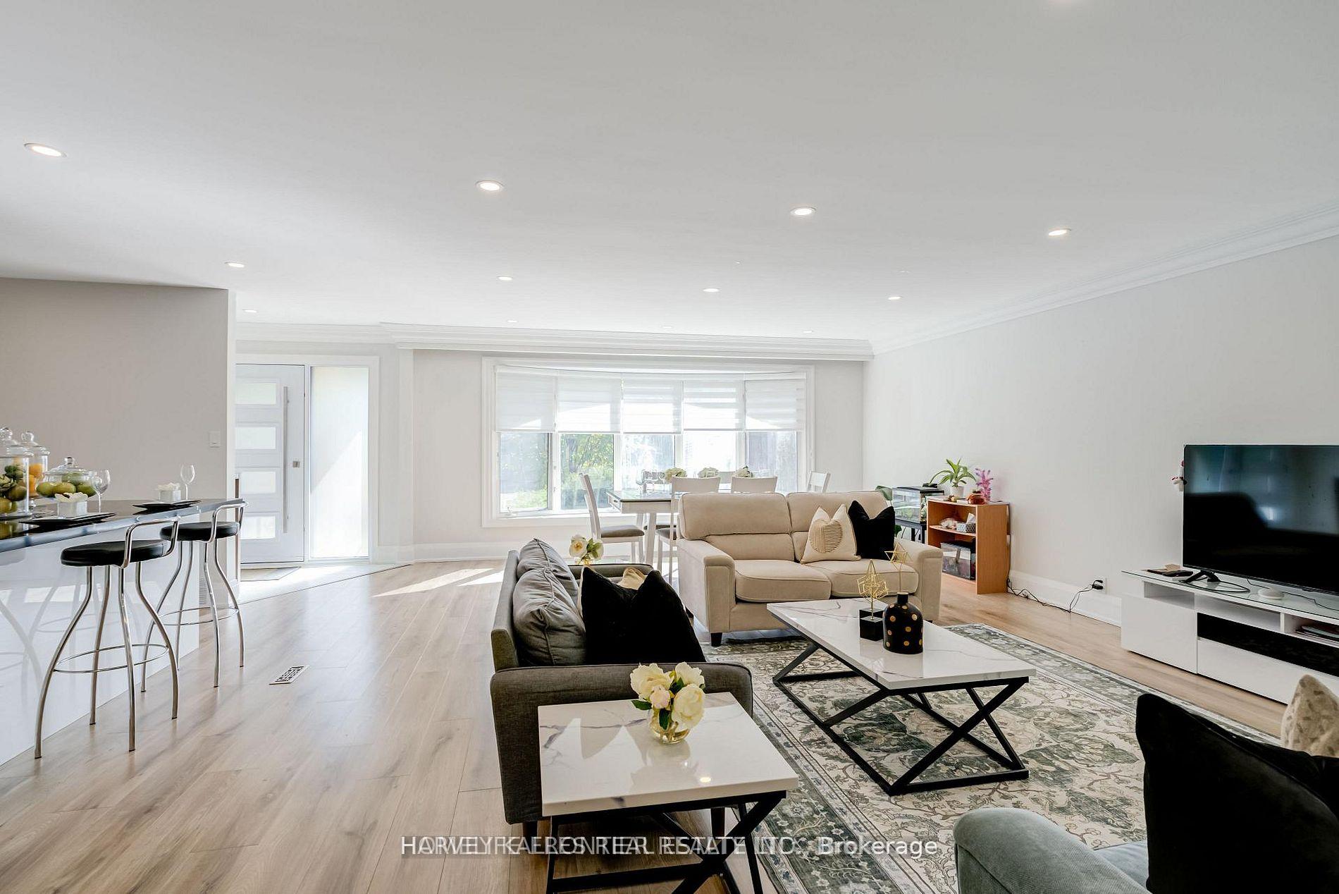 208 Betty Ann Drive, Toronto