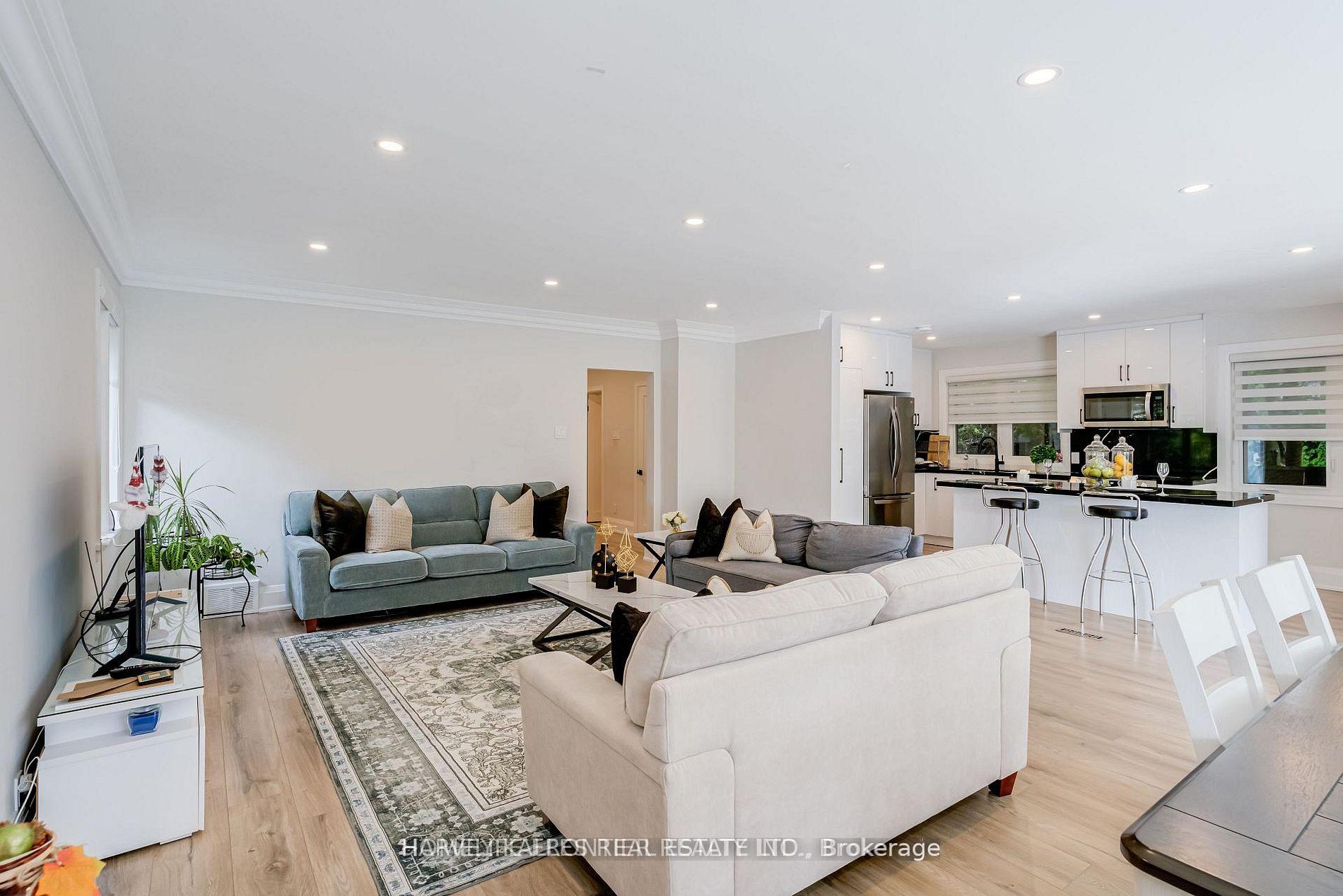 208 Betty Ann Drive, Toronto