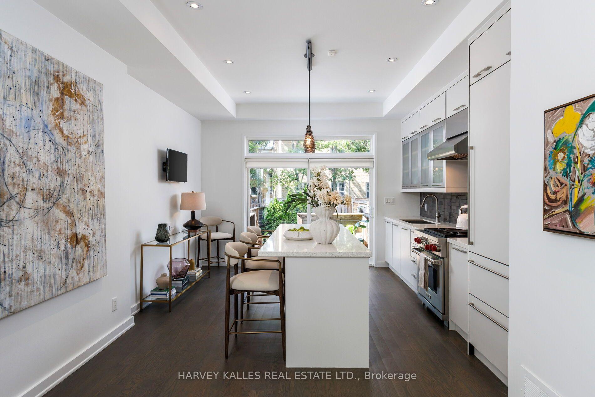 128 Montgomery Avenue, Toronto