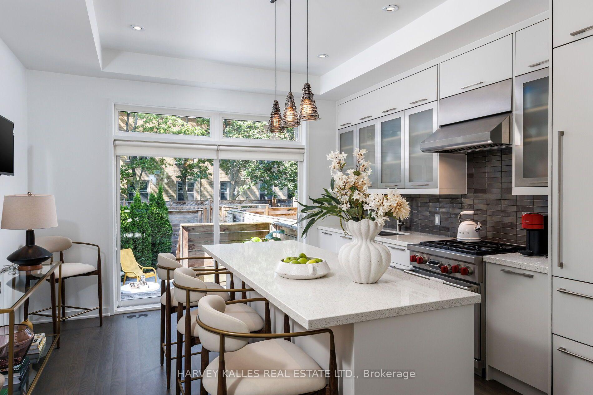 128 Montgomery Avenue, Toronto