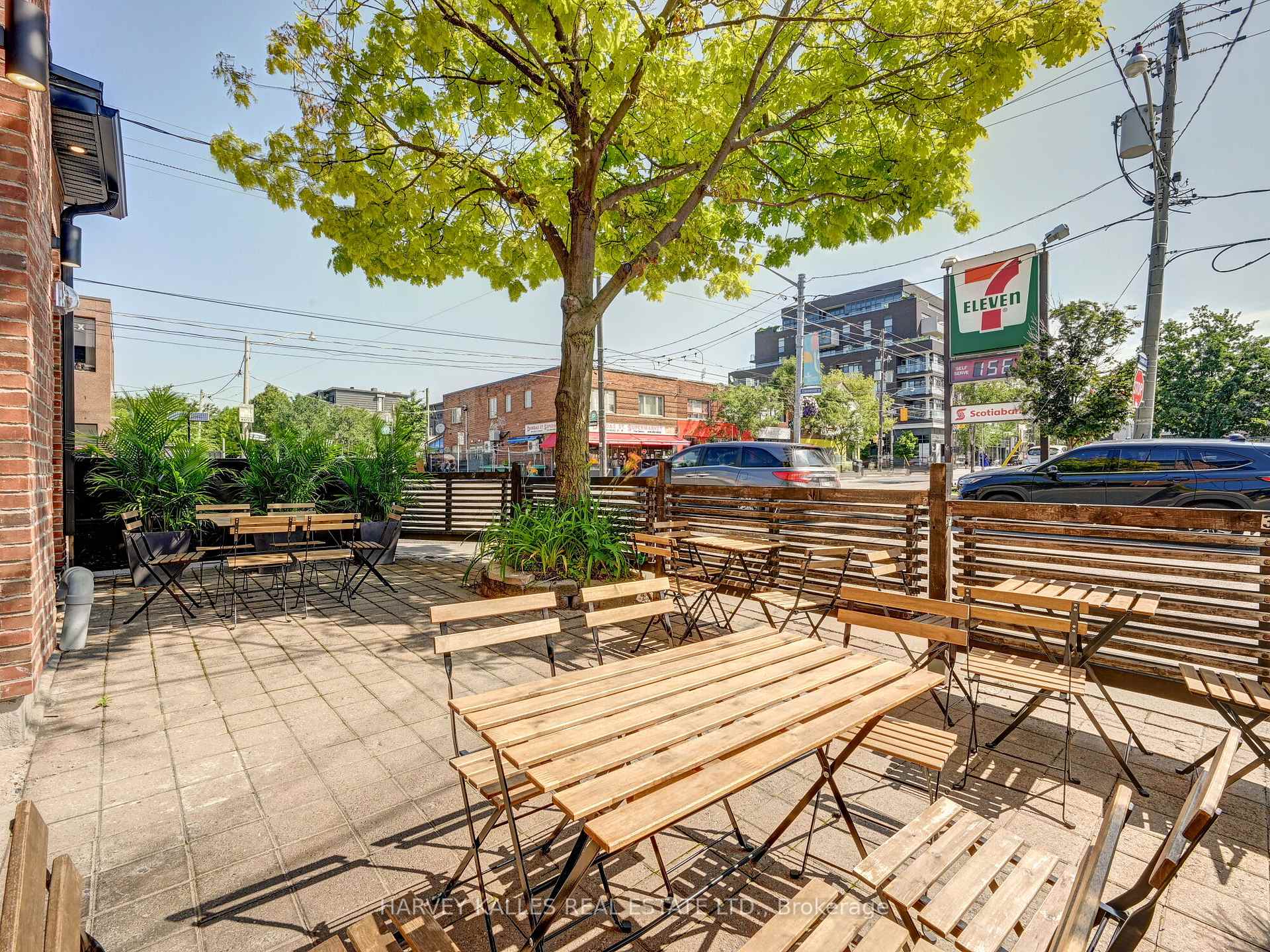885 Dundas Street W, Toronto