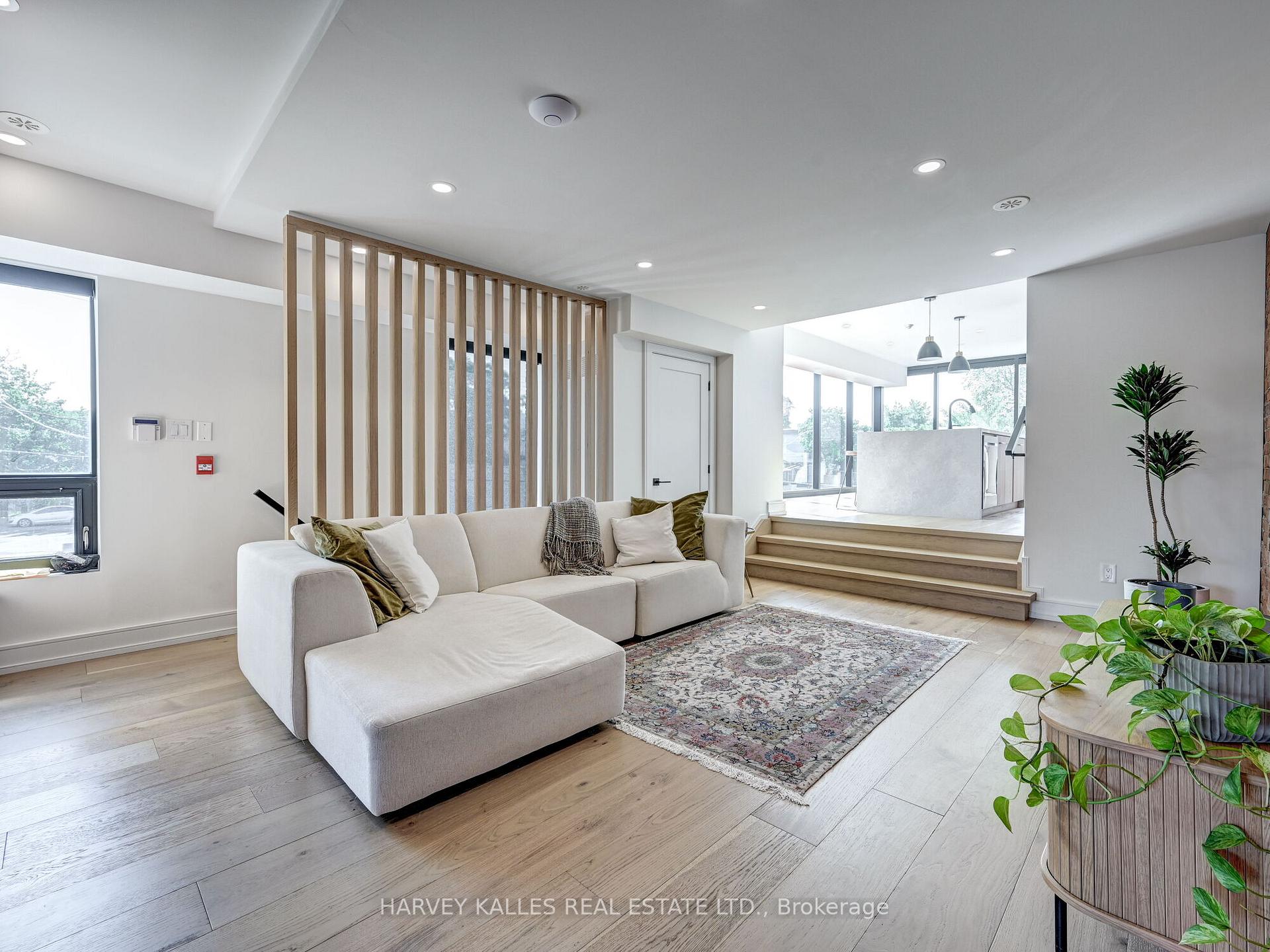 885 Dundas Street W, Toronto