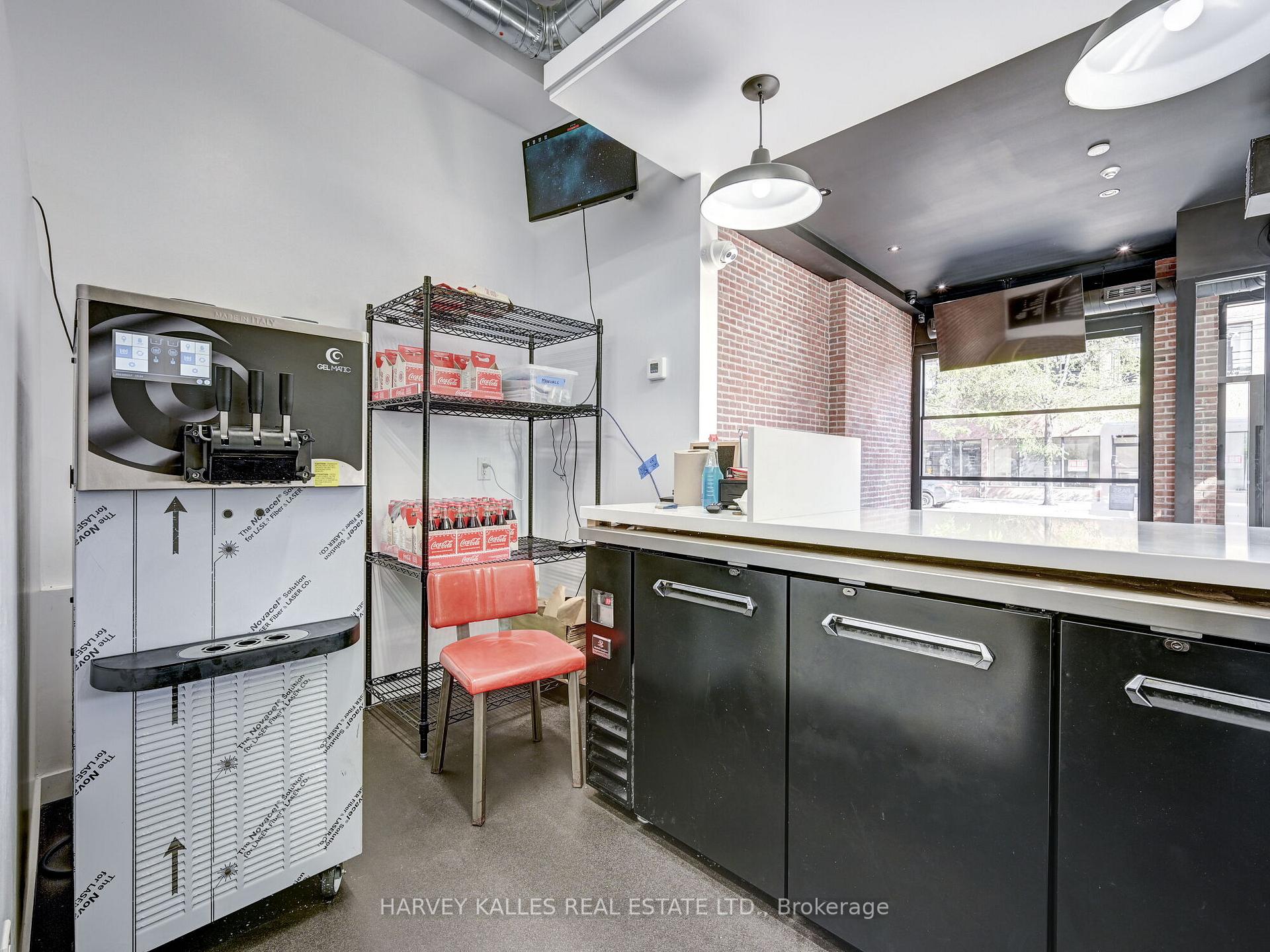 885 Dundas Street W, Toronto