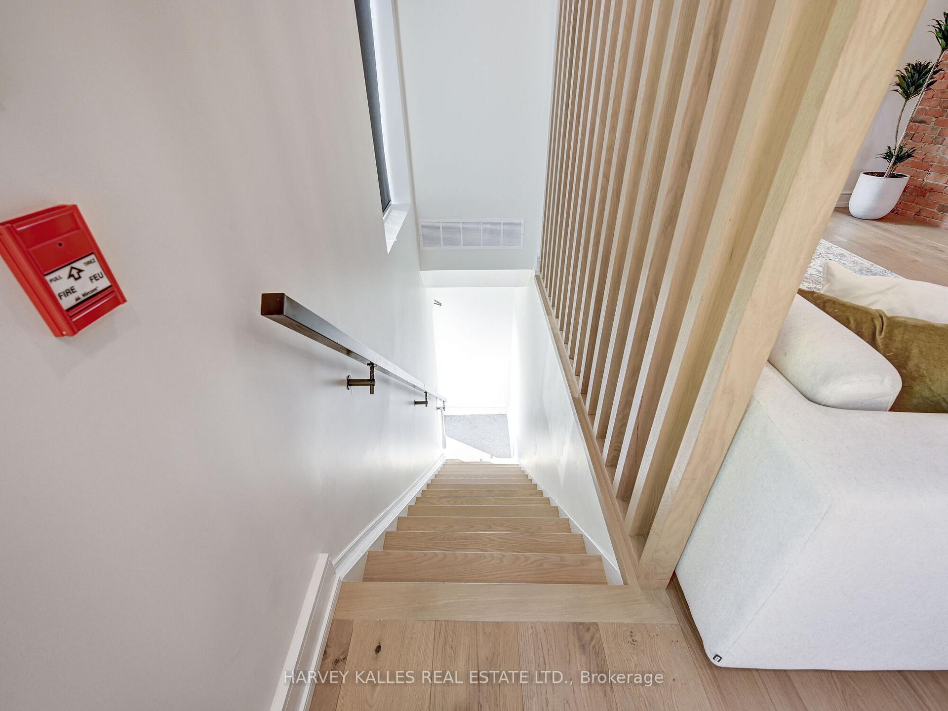 885 Dundas Street W, Toronto