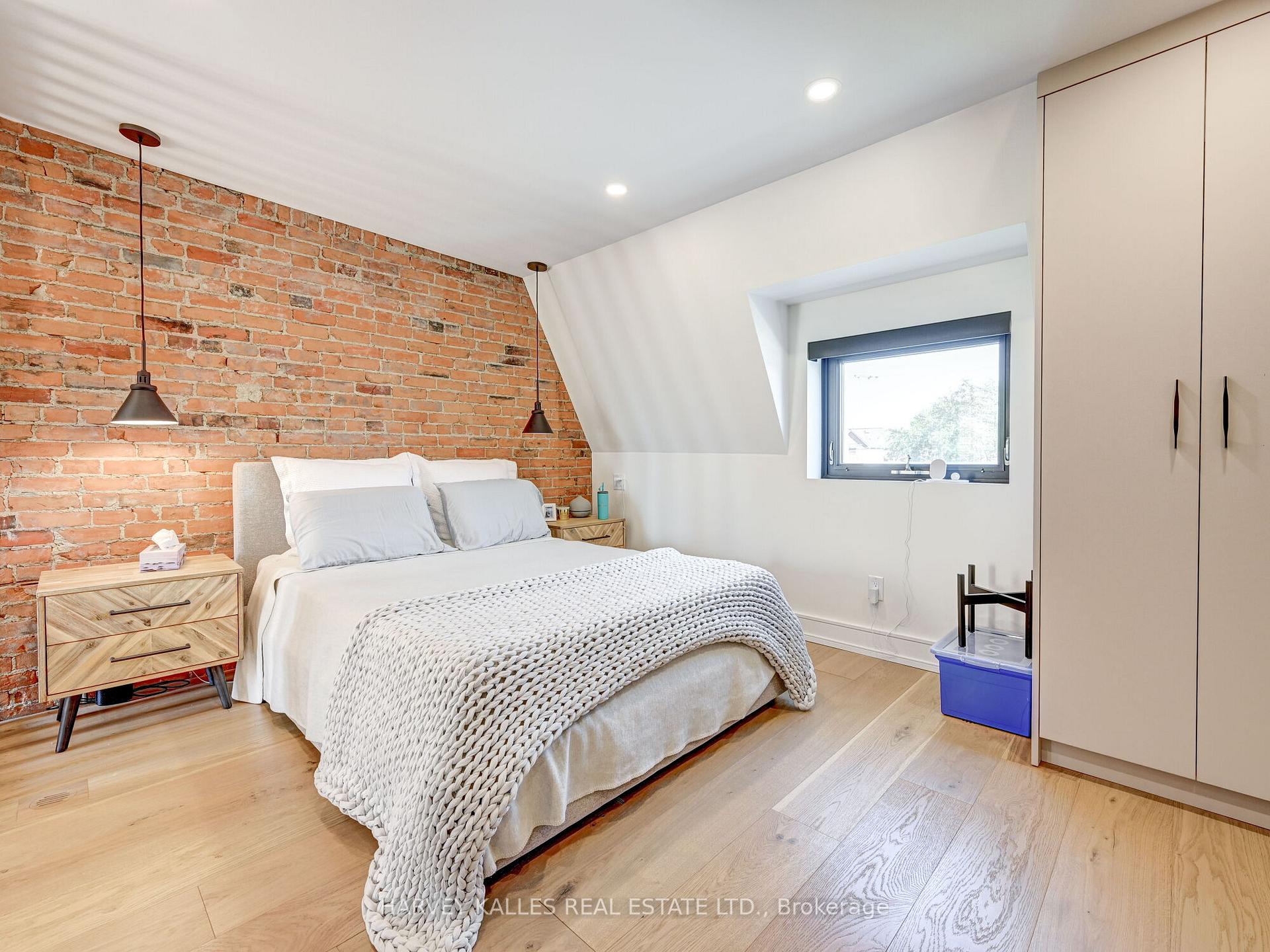 885 Dundas Street W, Toronto