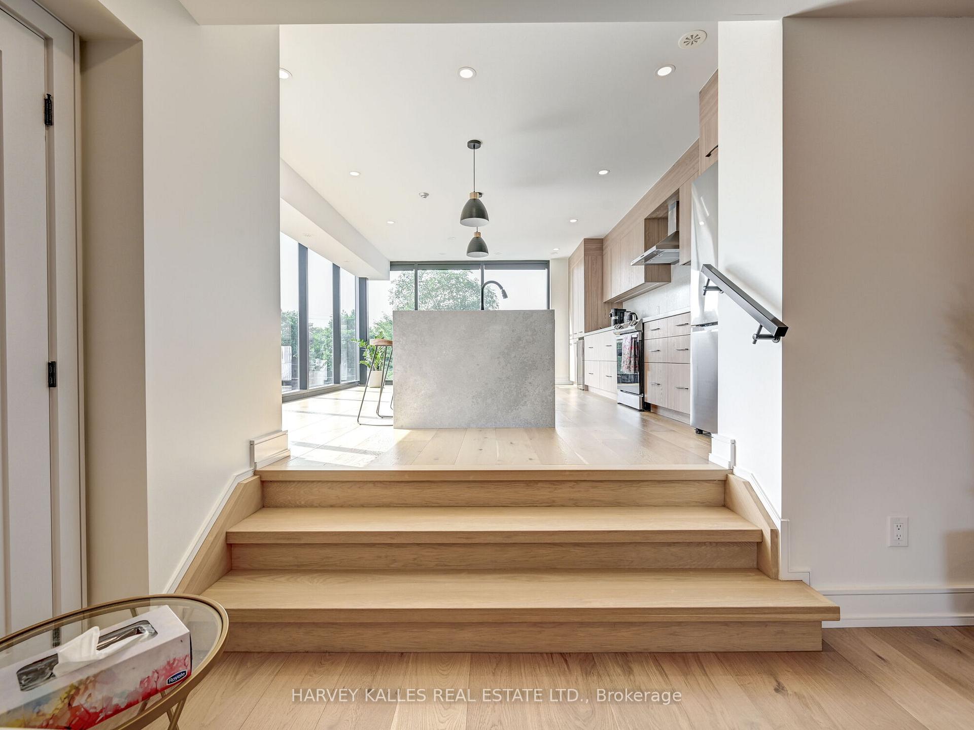 885 Dundas Street W, Toronto
