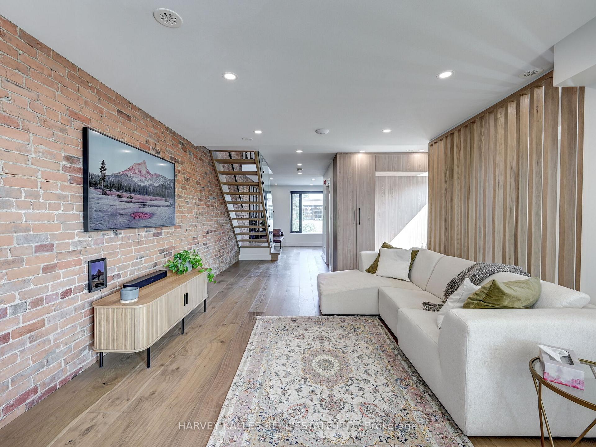 885 Dundas Street W, Toronto