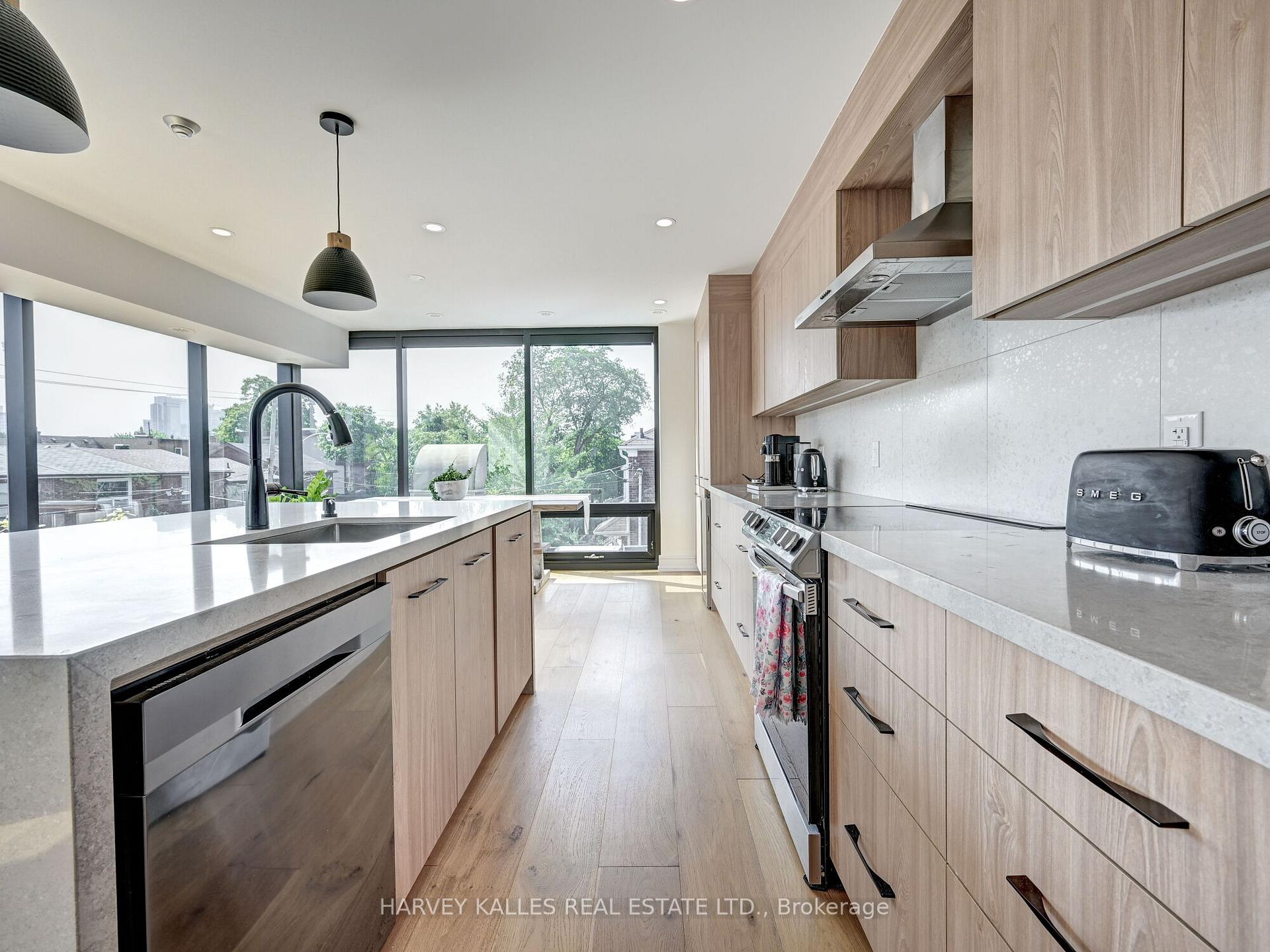 885 Dundas Street W, Toronto
