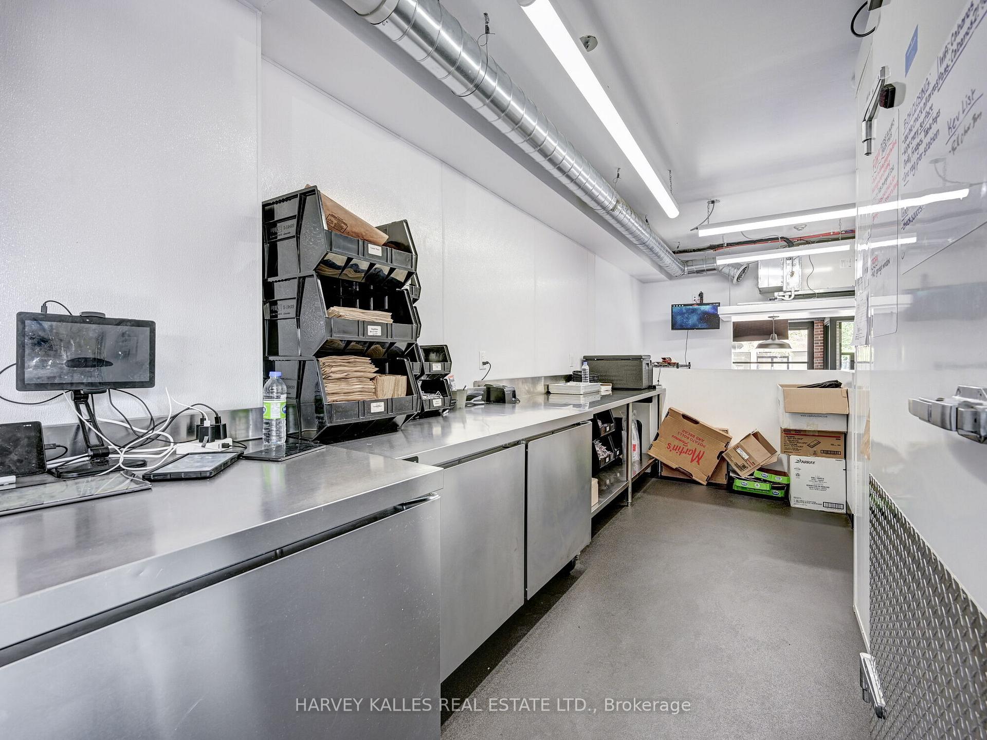 885 Dundas Street W, Toronto
