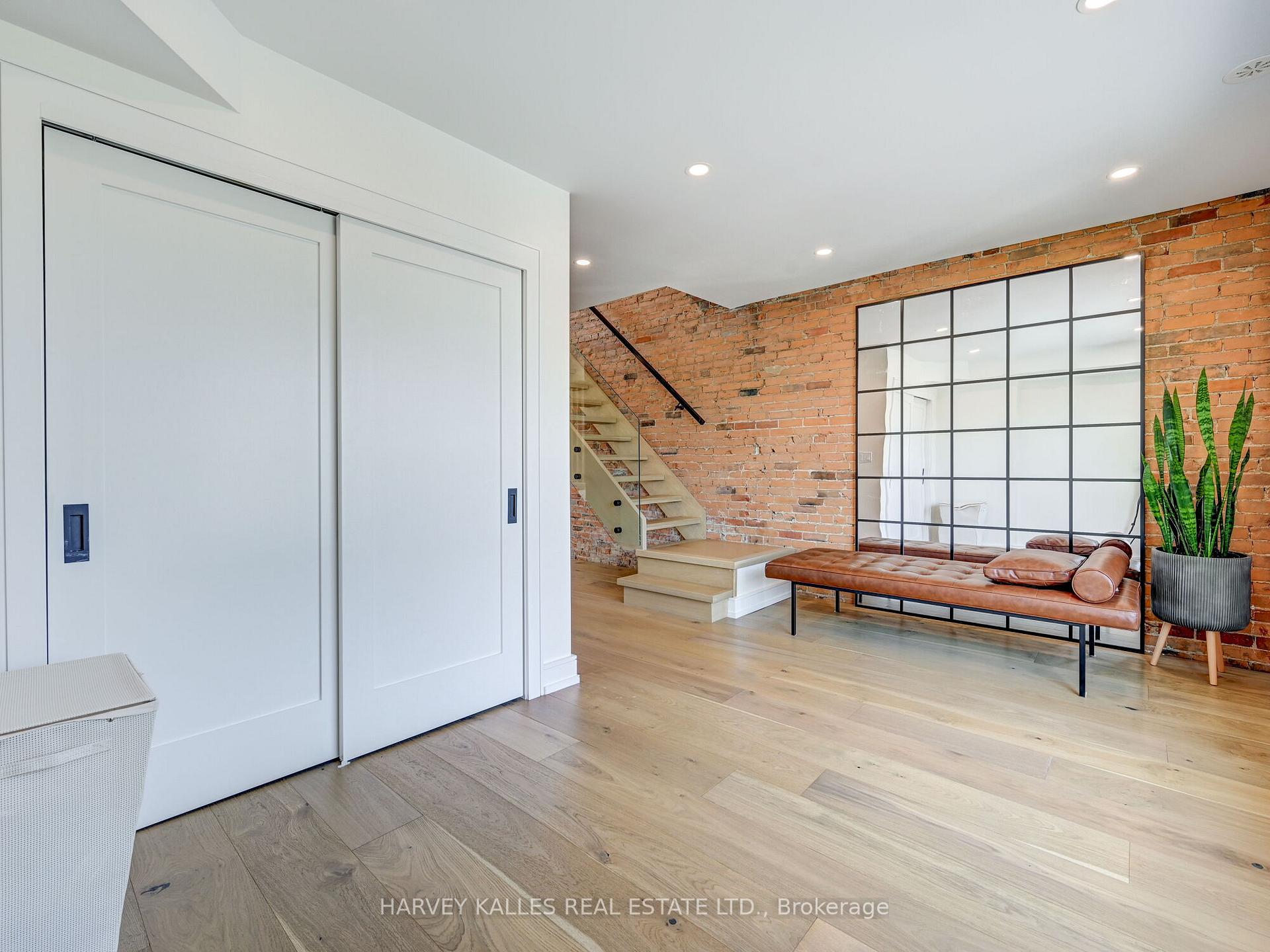 885 Dundas Street W, Toronto