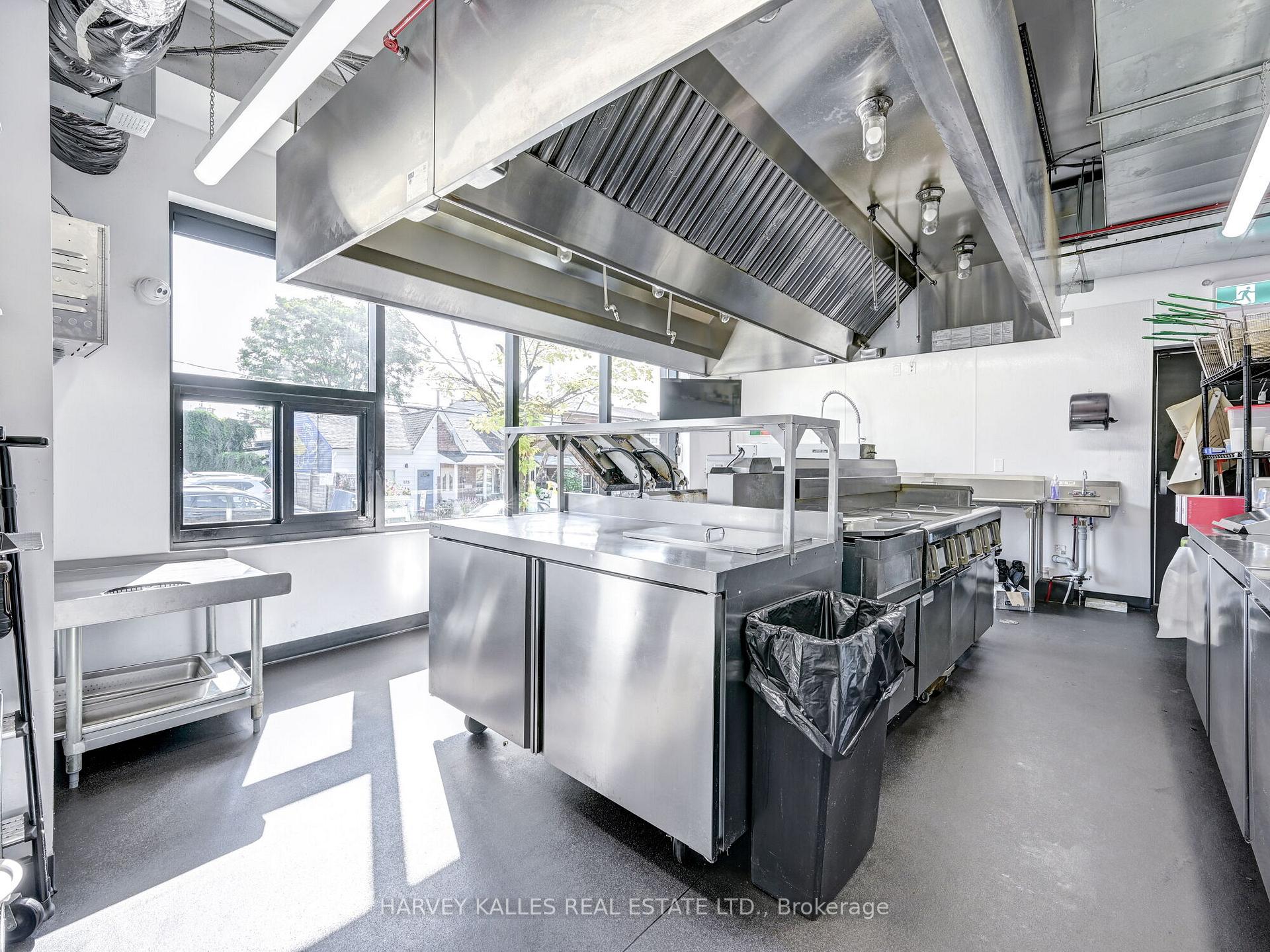 885 Dundas Street W, Toronto