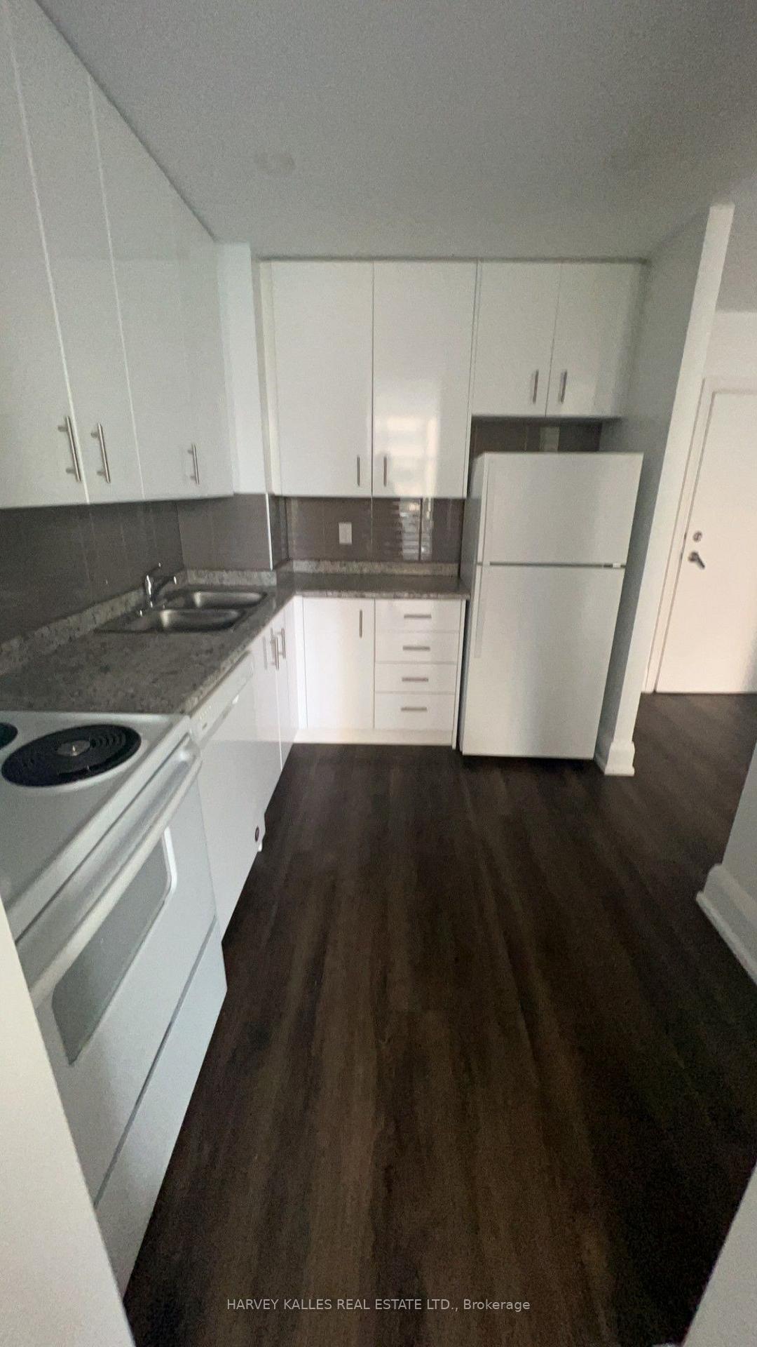 55 W Charles Street W 203, Toronto Unit: 203