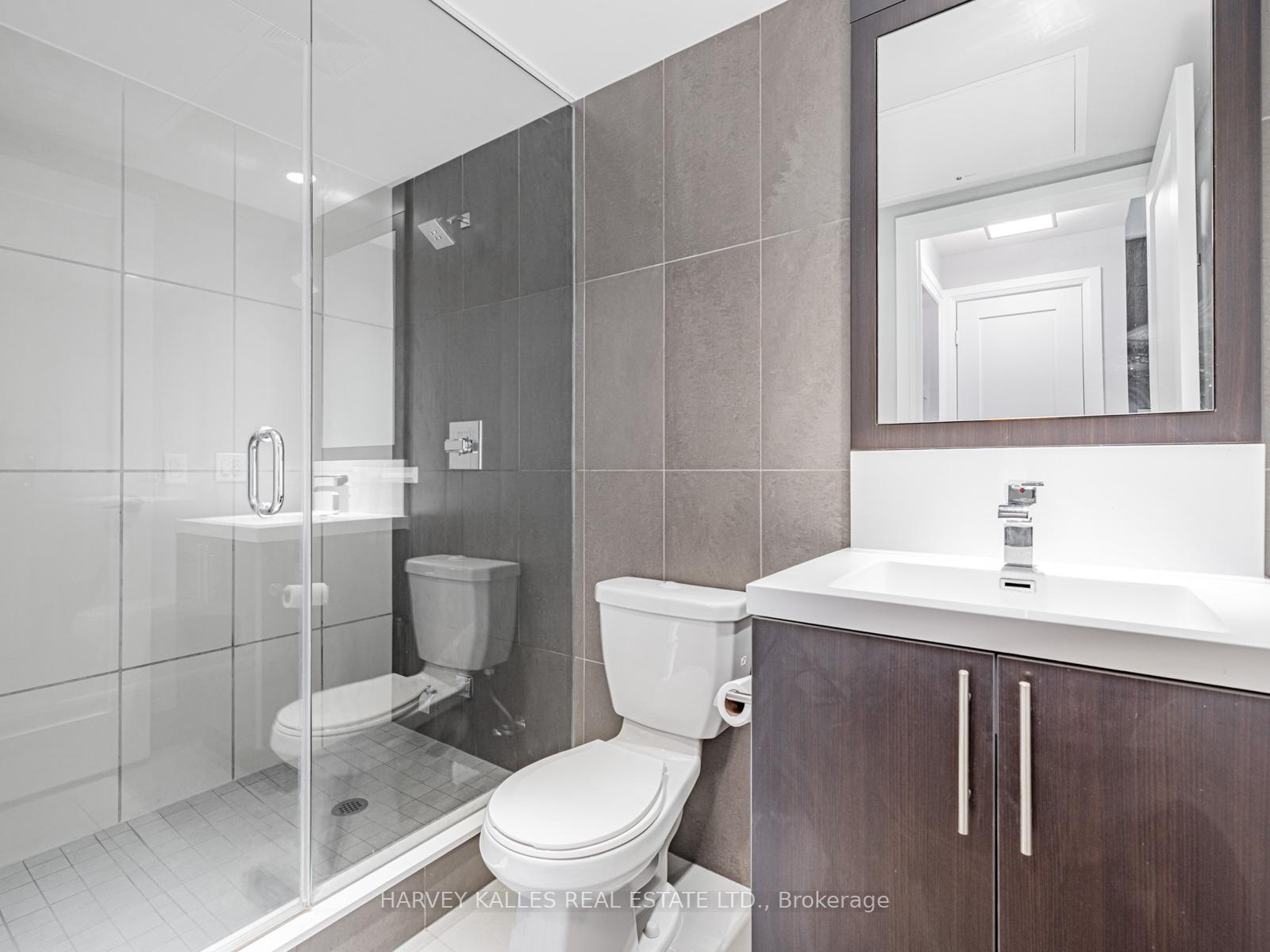 5 Sheppard Avenue E 2121, Toronto Unit: 2121