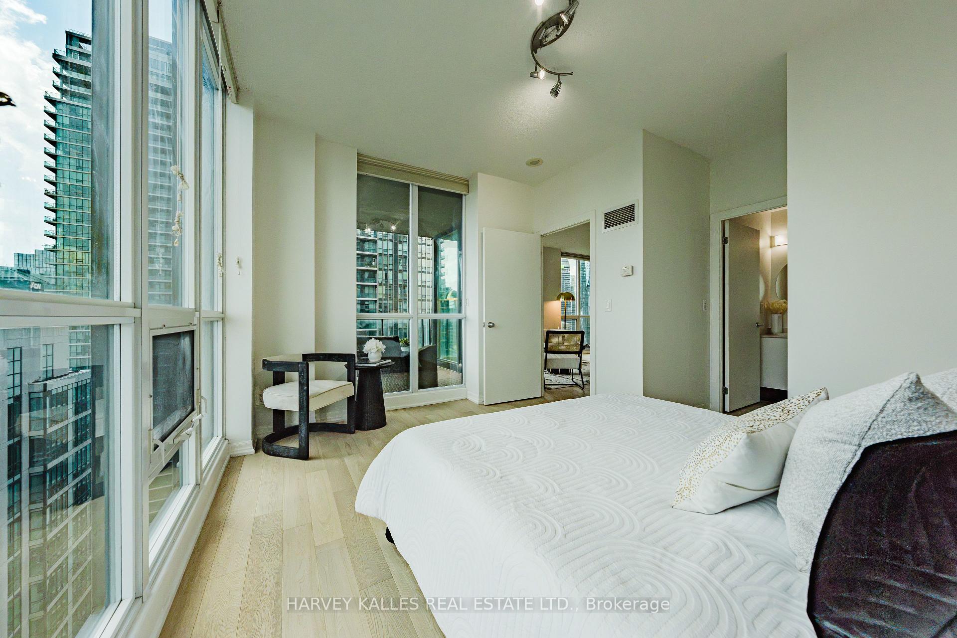 16 Yonge Street 3211, Toronto Unit: 3211