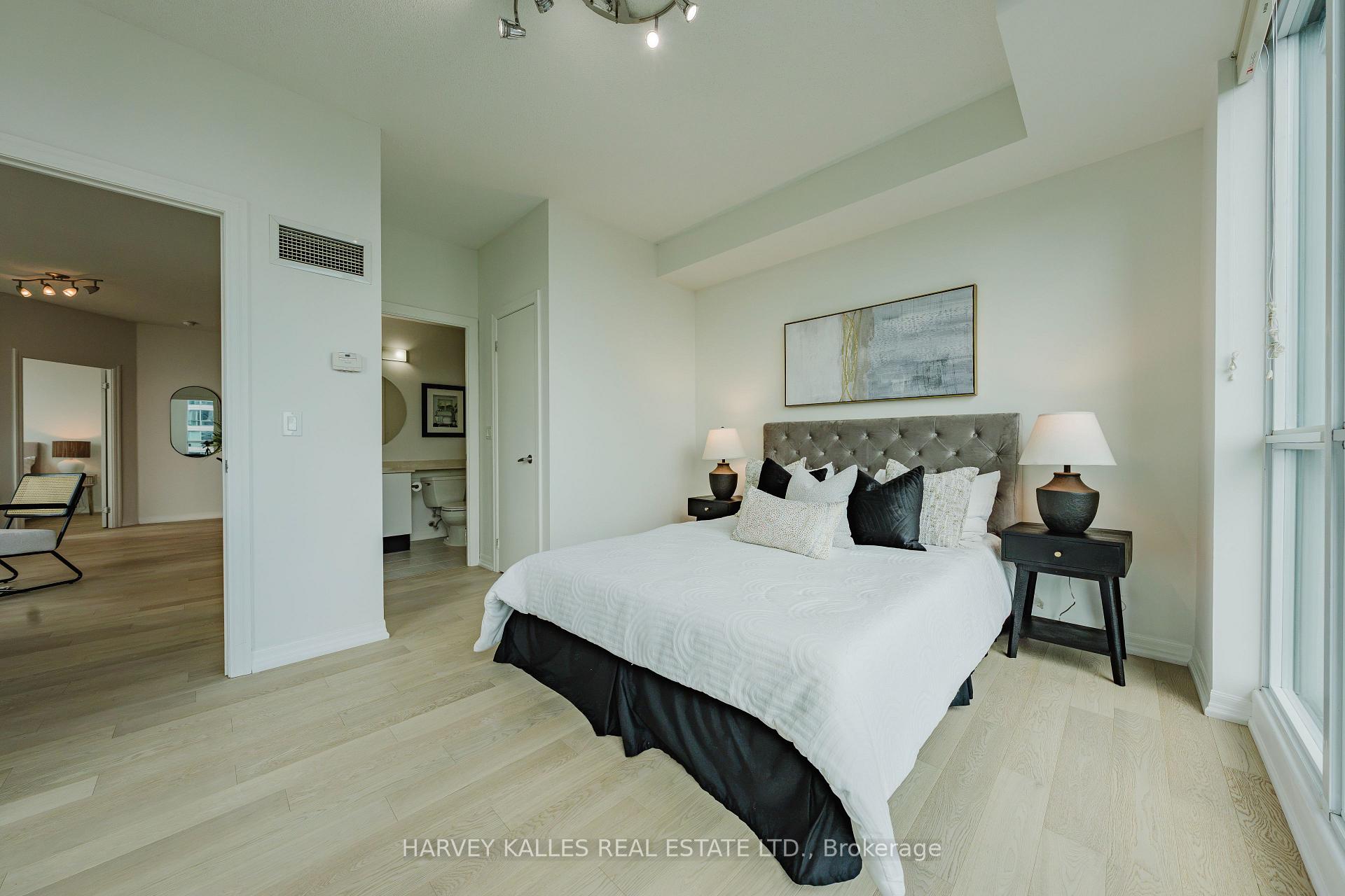 16 Yonge Street 3211, Toronto Unit: 3211