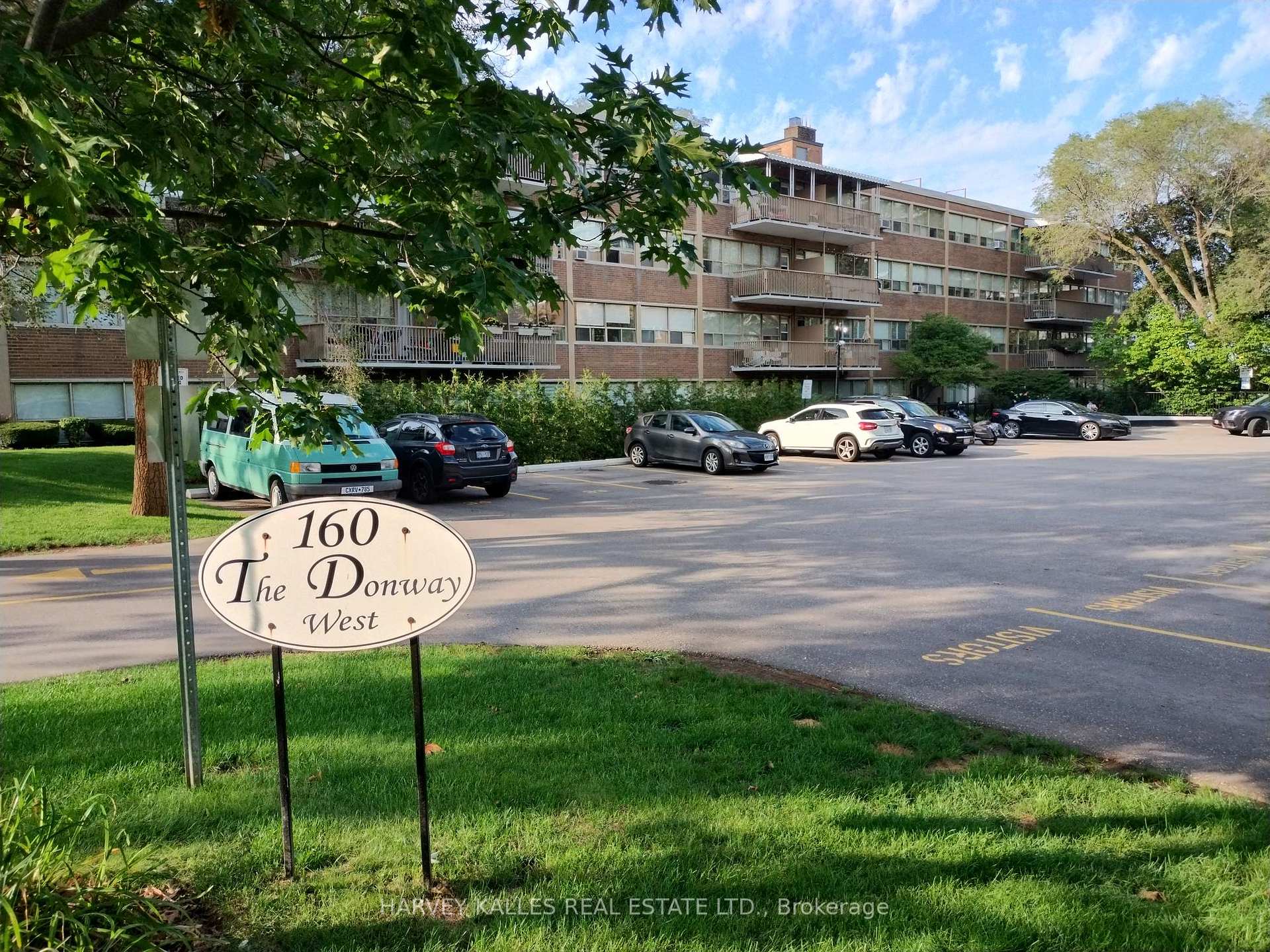 160 The Donway W 411, Toronto Unit: 411