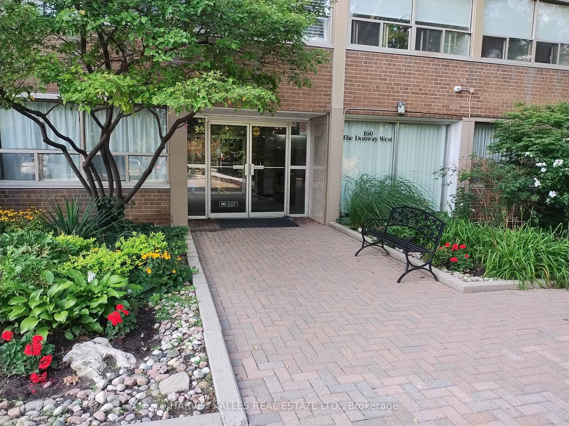 160 The Donway W 411, Toronto Unit: 411