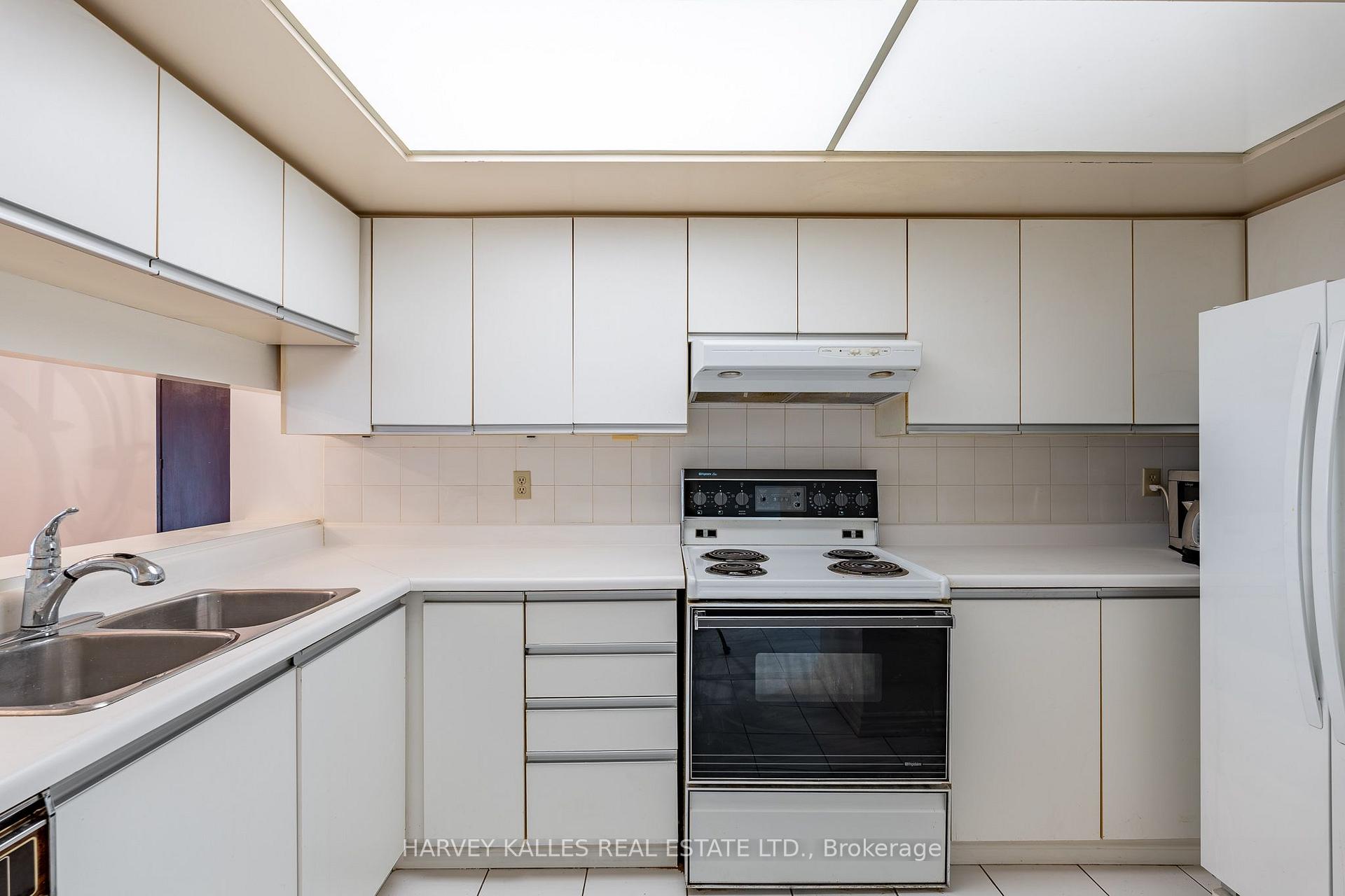 5 Kenneth Avenue 205, Toronto Unit: 205
